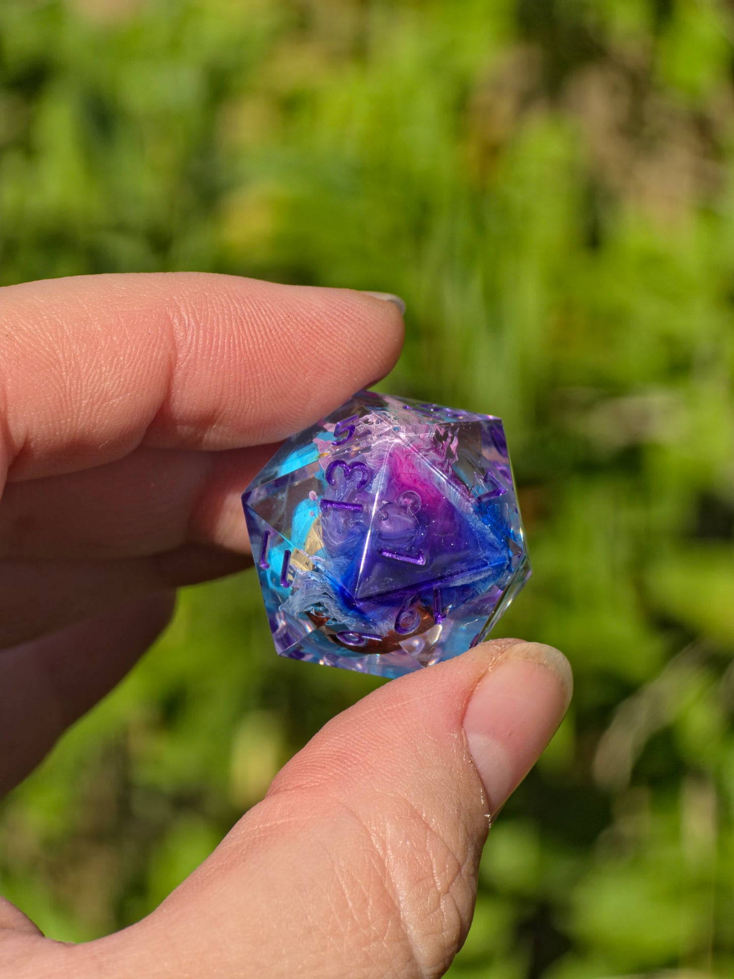 Shiggy – Mystic Current D20 28 mm – Pokémon-inspirierter Resin Würfel mit Petri-Effekt | Transparenter D20 mit lila Zahlen