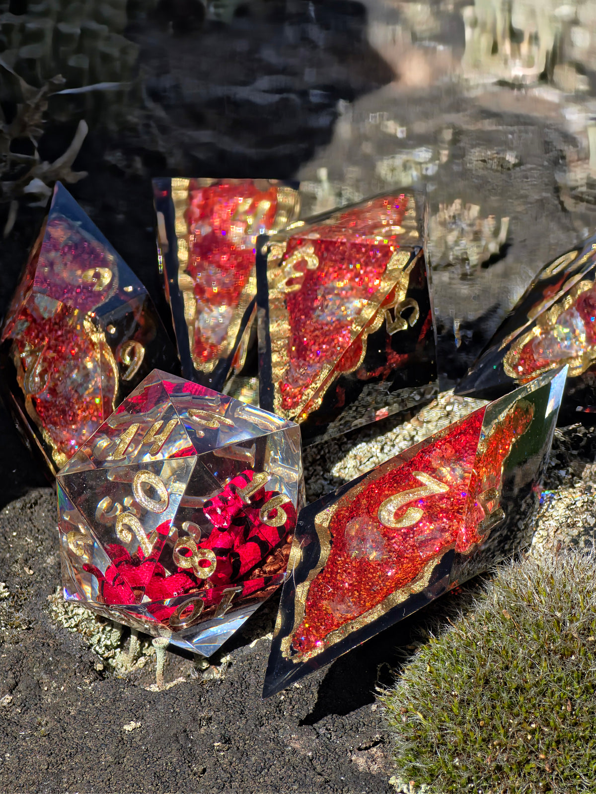 Crimson Serpent – Heart of the Volcano Lava Serpent Würfelset – Rote Schlange im D20 | 7-teiliges DnD Resin Dice Set mit Lava Geoden, Gold & Schwarz | Handmade Fantasy Würfel
