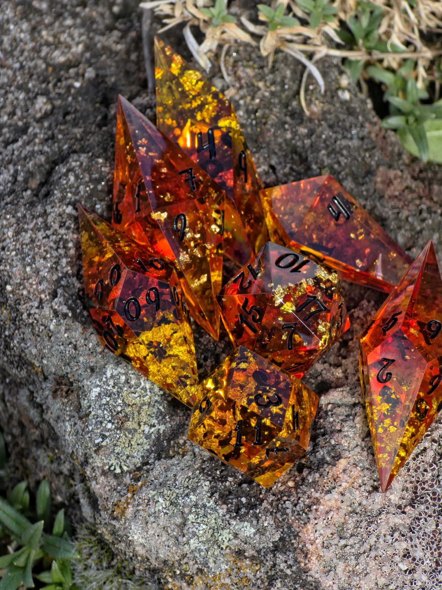 Amber Dice Set “Bernstein Shards” – Elongated Resin Dice with Gold Flakes, Honey Amber Effect, Sharp Edge DnD Dice, Handmade Fantasy TTRPG