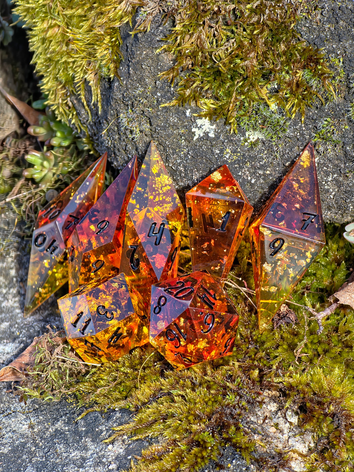 Amber Dice Set “Bernstein Shards” – Elongated Resin Dice with Gold Flakes, Honey Amber Effect, Sharp Edge DnD Dice, Handmade Fantasy TTRPG