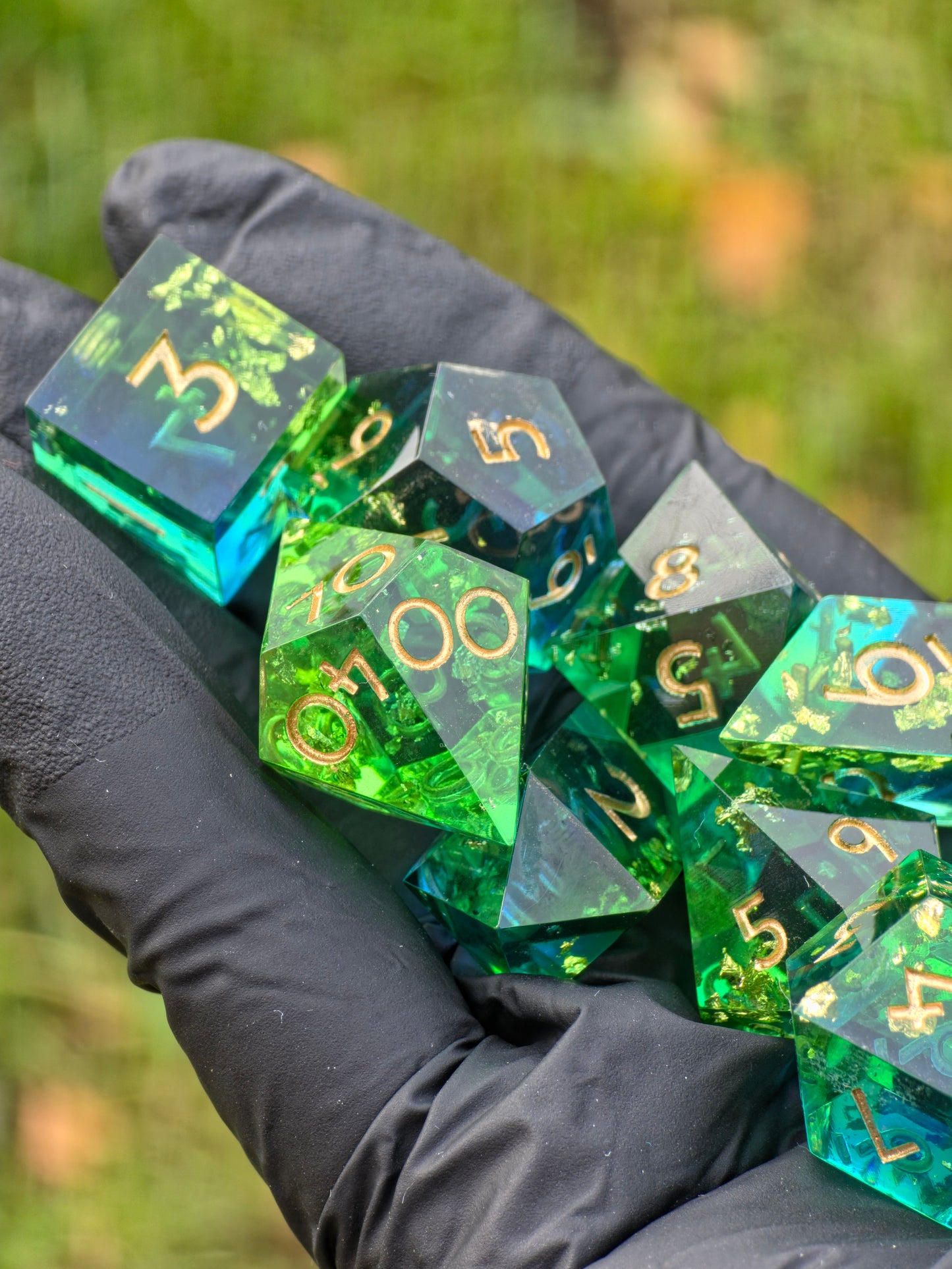 Handgemachtes Polyedrisches Würfelset „Emerald Tide“ – Grün Blau Resin Dice mit Goldflakes | DnD Dice Set | TTRPG | Pen and Paper | Transparent Magic Dice