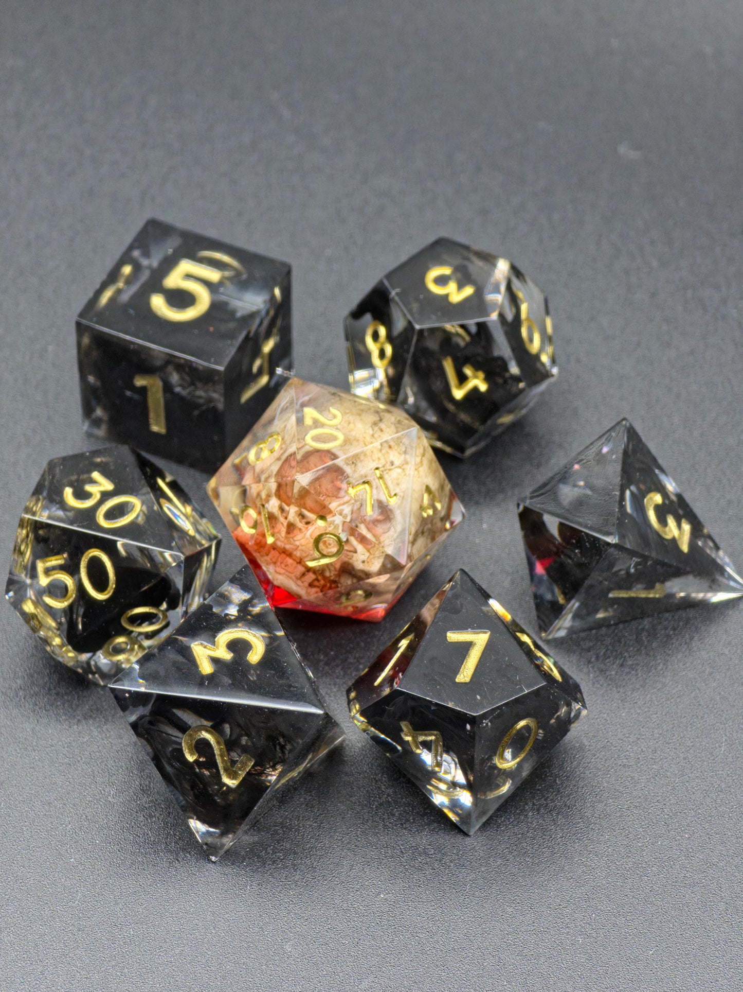 Relic of the Fallen – 7-teiliges DnD Würfelset mit eingebettetem Schädel im D20 | Schwarze Resinwürfel mit Goldzahlen | Polyhedral Dice Set TTRPG