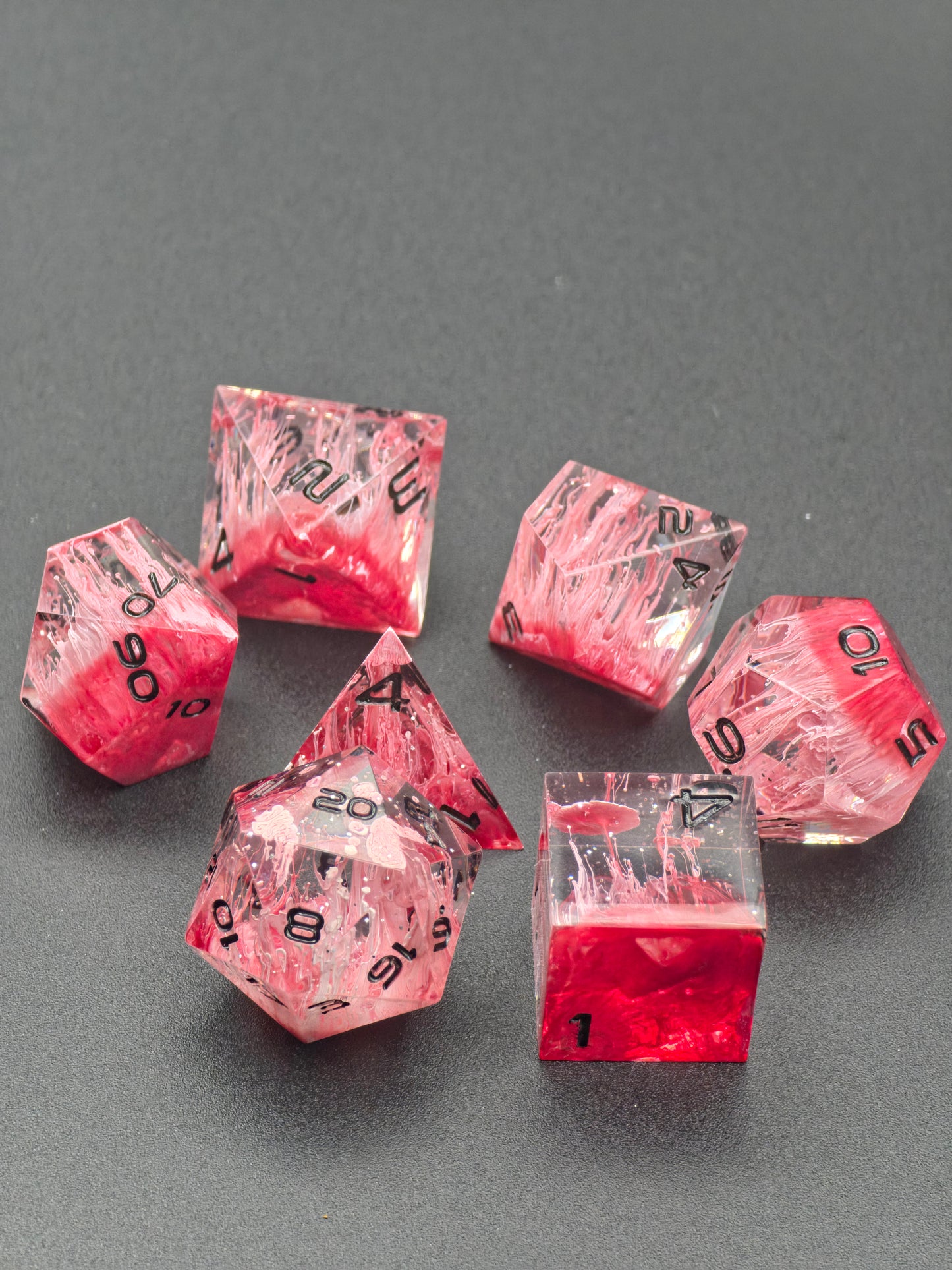 Würfelset „Sanguis Veil“ – Handgemachtes Petri Dice Set in Tiefrot mit organischem Nebeleffekt | DnD TTRPG Würfel