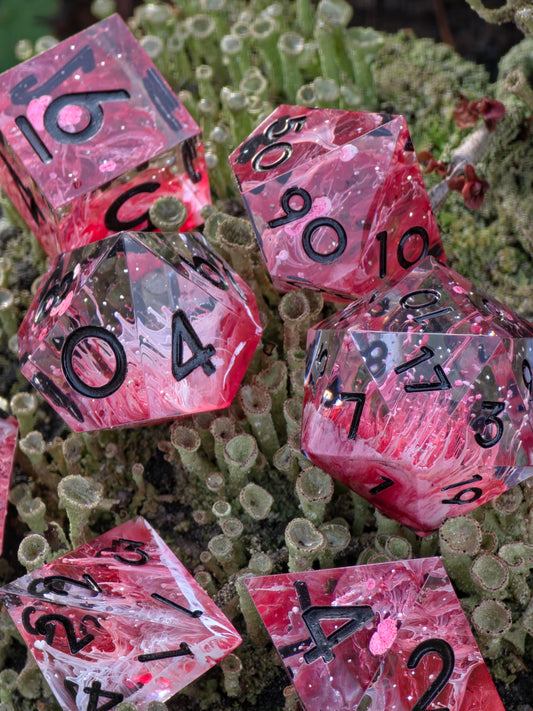 Crimson Venom – Handgemachtes DnD Würfelset rot mit Petri Effekt und schwarzen Zahlen | 7-teiliges Polyhedral Set | TTRPG Dice | Artisan Resin Dice