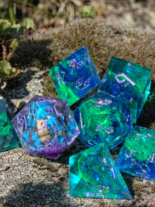 Shiggy – Mystic Tidal Bloom Würfelset – Handgefertigtes Pokémon inspiriertes Resin Dice Set | Petri-Effekt & Metallic Lila Zahlen Squirtle