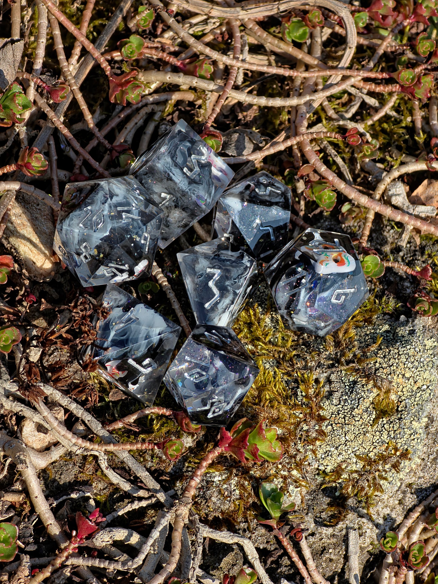 Kitsune Spirit Dice Set – Japanisch inspirierte Fuchs Masken Würfel, Resin DnD Dice, Yokai Fox Design, Sharp Edge TTRPG Dice, Handmade Set