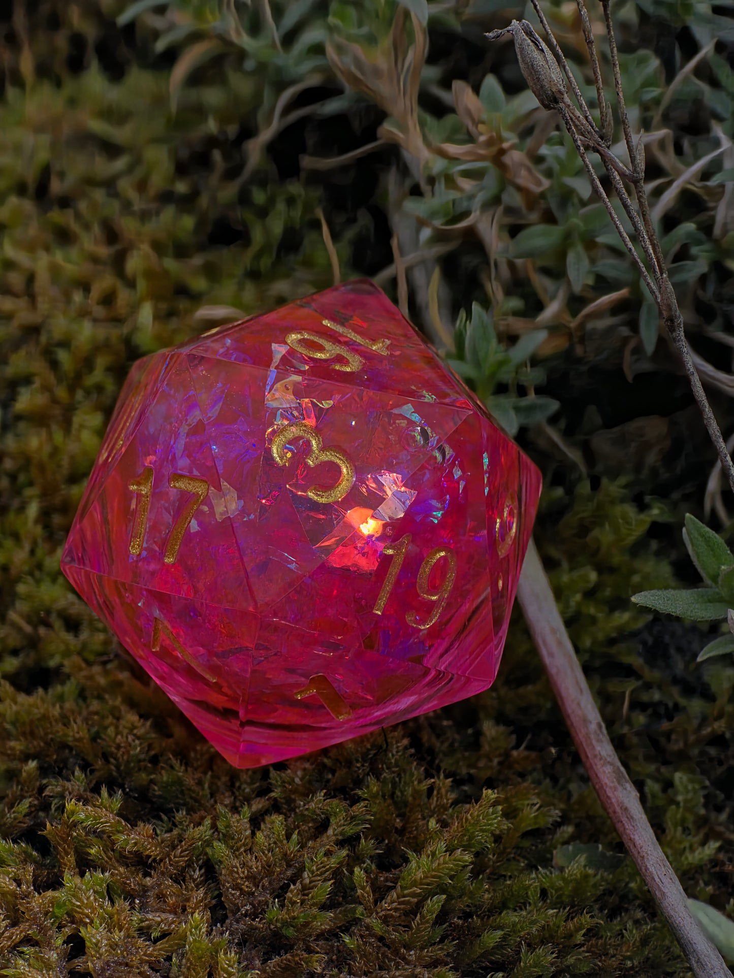 Polyedrischer Liquid Core D20 Würfel 35mm – Pink Gold Chonk Würfel – Handgemachter Resin W20 für DnD, TTRPG Glitzer Diamant