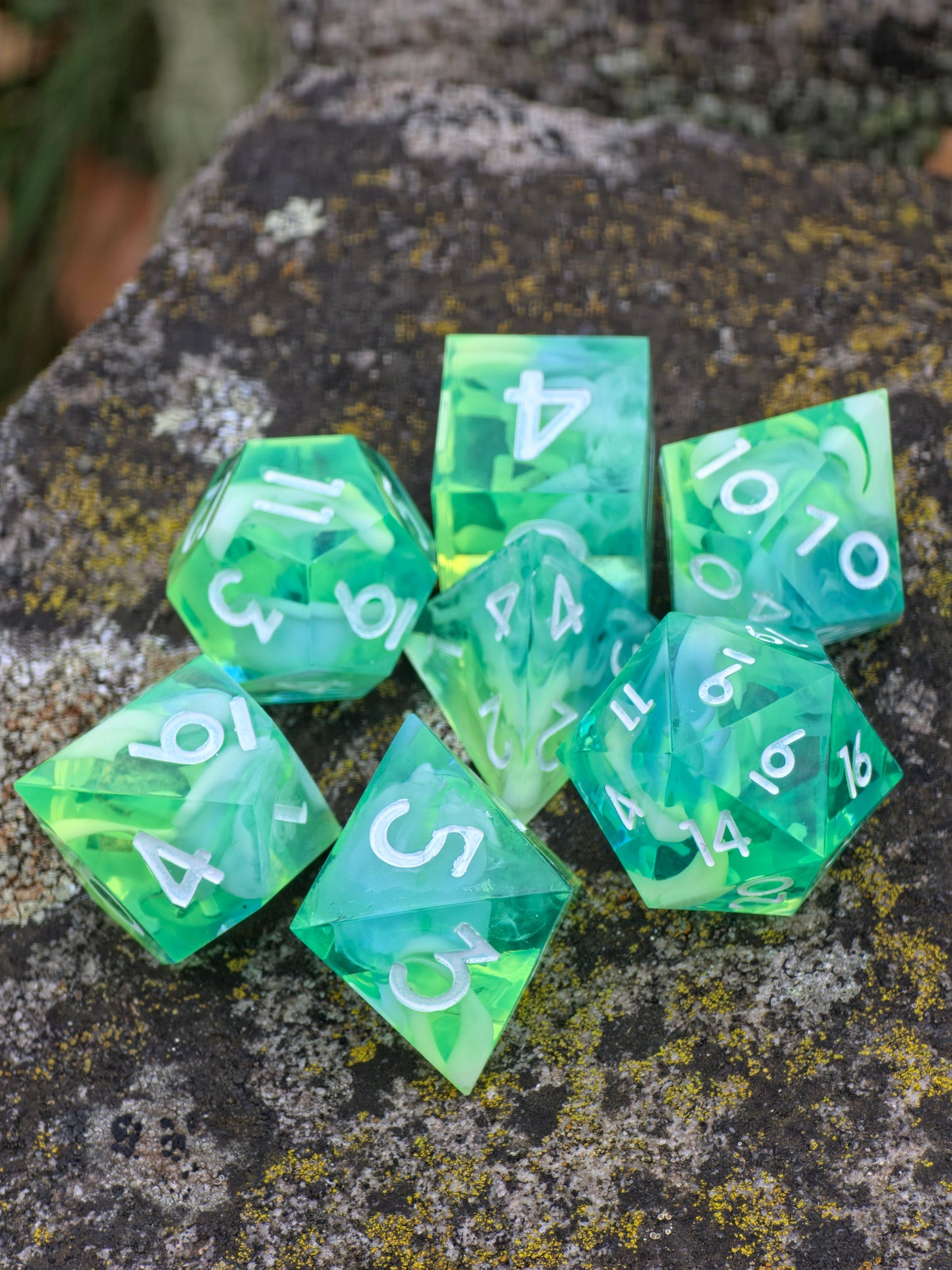 Polyedrisches Würfelset „Stormborn Cloud Nebula“ – Handgemachte Resinwürfel blau-neongelb mit Cloud Effekt | DnD Dice Set TTRPG