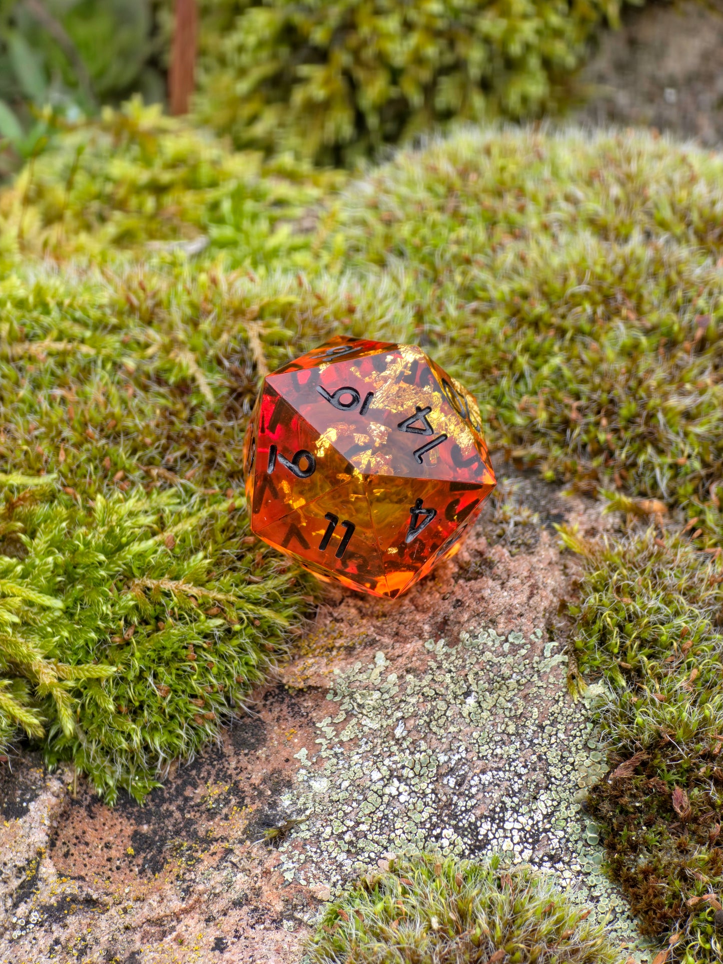 Polyedrischer Einzelner D20 – Amber Bernstein Stil | Handgemachter Resin W20 Würfel in Gold Orange Transparent mit Blattgold | Standardgröße