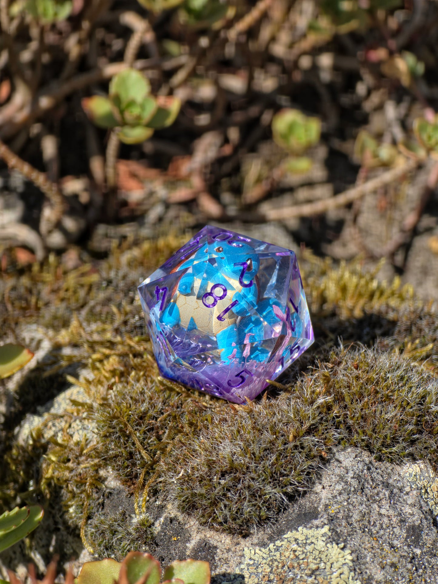 Shiggy – Mystic Current D20 28 mm – Pokémon-inspirierter Resin Würfel mit Petri-Effekt | Transparenter D20 mit lila Zahlen