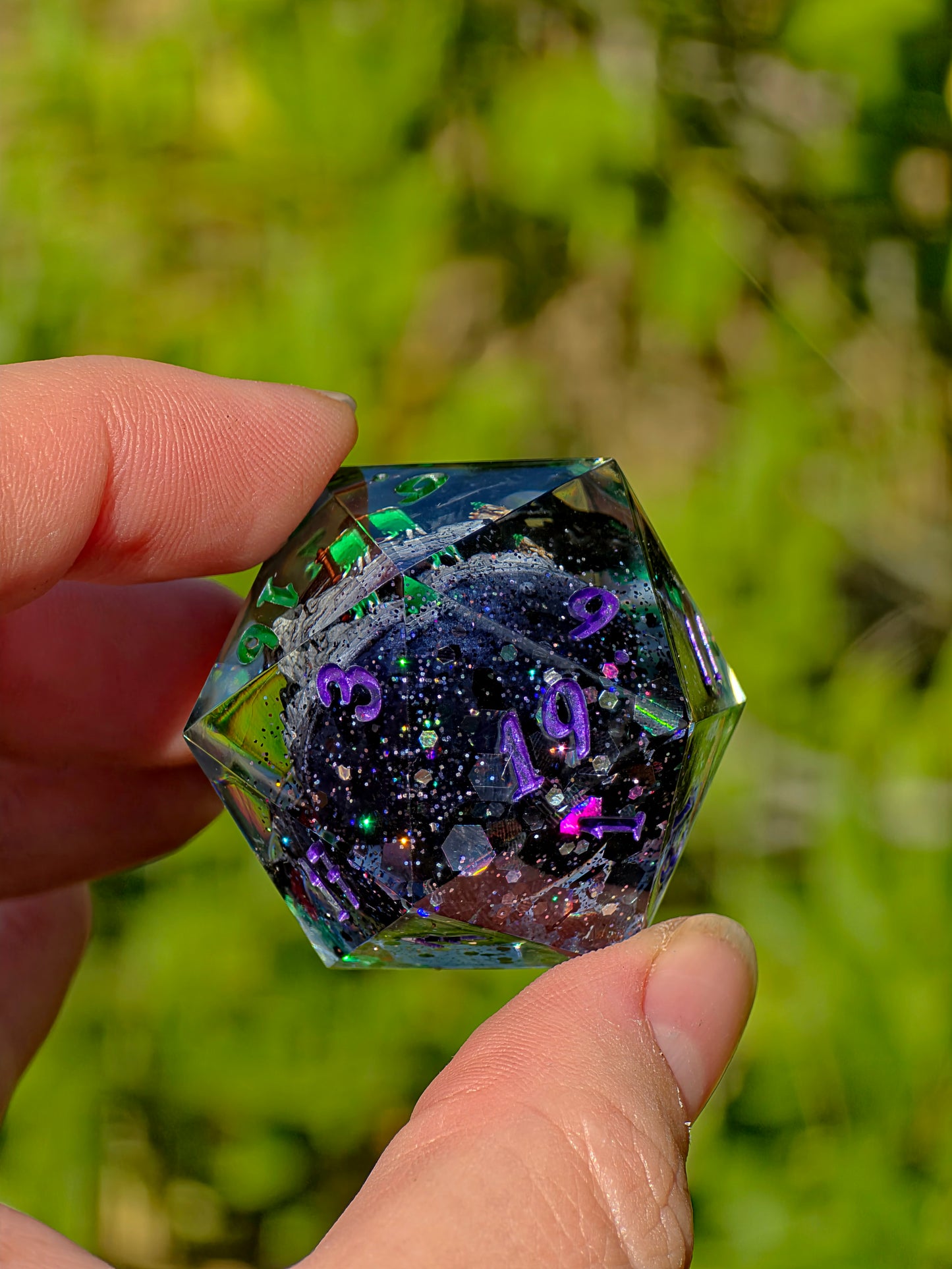 Night Fury – Celestial Eclipse Toothless D20 40 mm – How to Train Your Dragon inspirierter Resin Würfel | Galaxie-Design & Grün-Lila Metallic Zahlen
