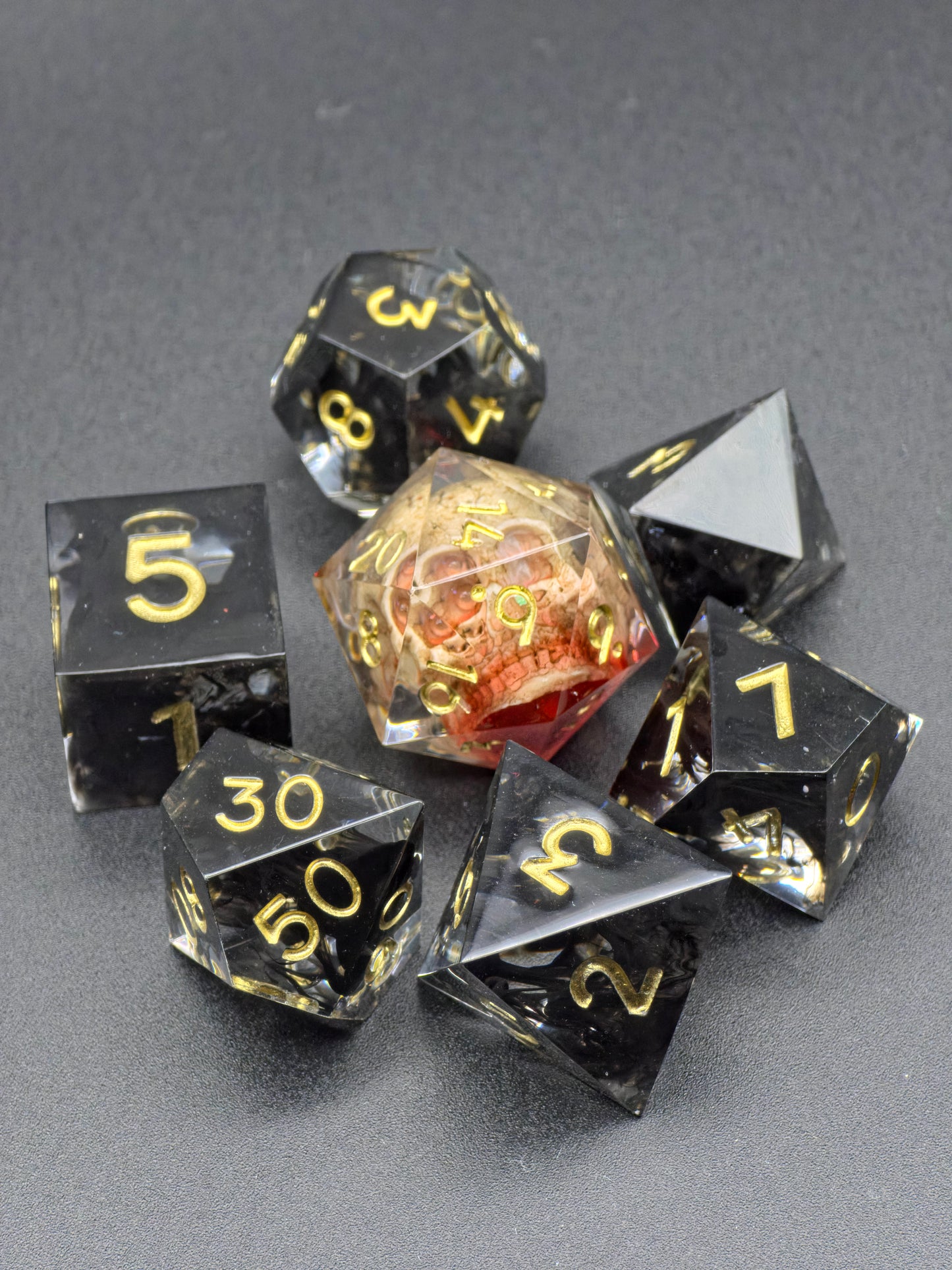 Relic of the Fallen – 7-teiliges DnD Würfelset mit eingebettetem Schädel im D20 | Schwarze Resinwürfel mit Goldzahlen | Polyhedral Dice Set TTRPG