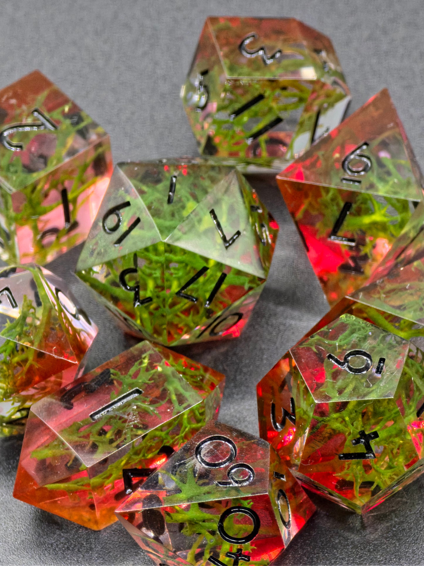 Polyedrisches DnD Würfelset Forest Ember – Handgemachte Resinwürfel mit Moos & rötlichem Lichtschein | DnD Pen and Paper TTRPG