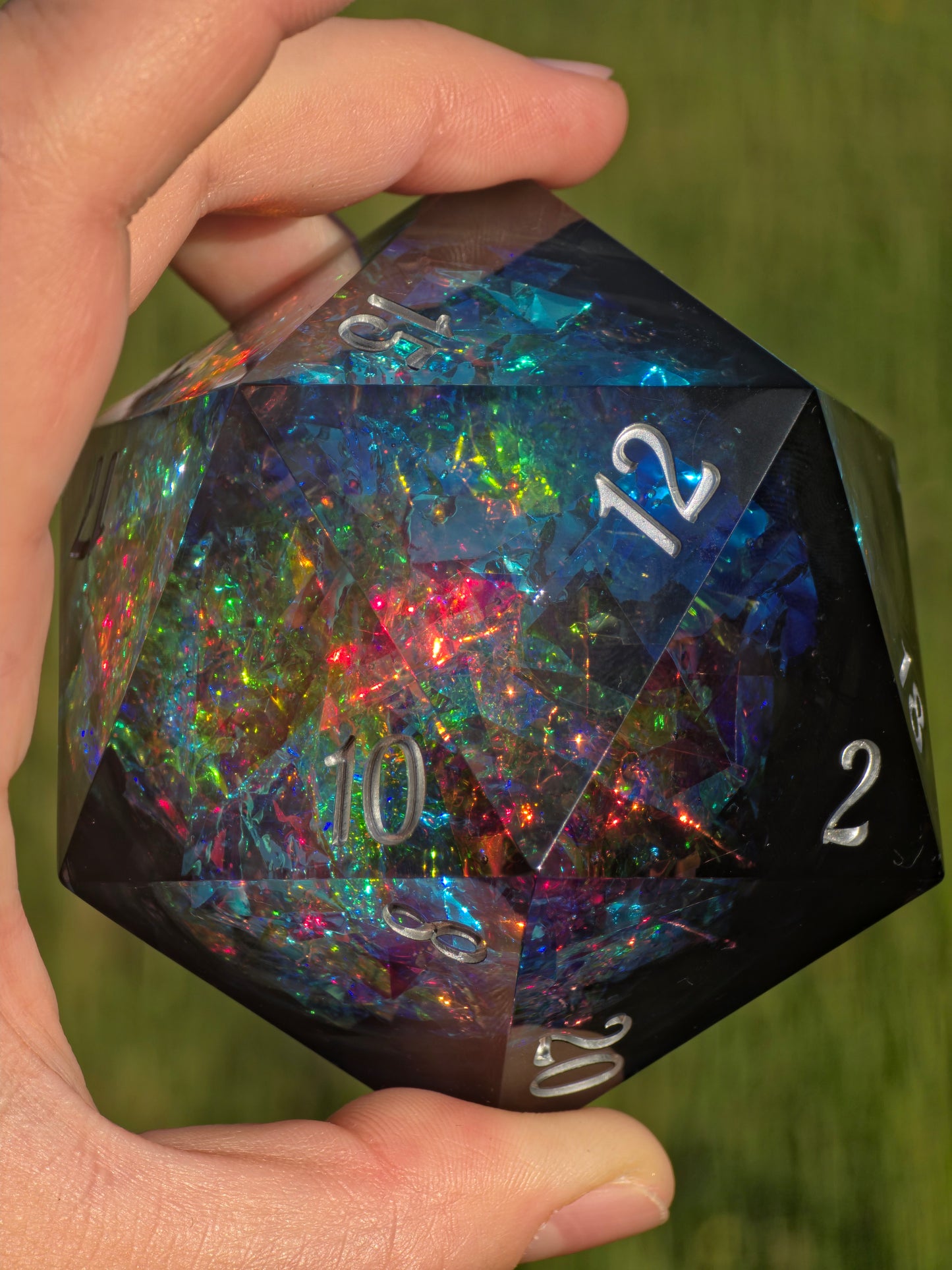 Eclipse Black Opal 65mm Black Opal Chonk D20 – Handgemachter Giant Dice mit Opal-Effekt, Sharp Edge Resin Würfel für DnD und Sammler (Anne)