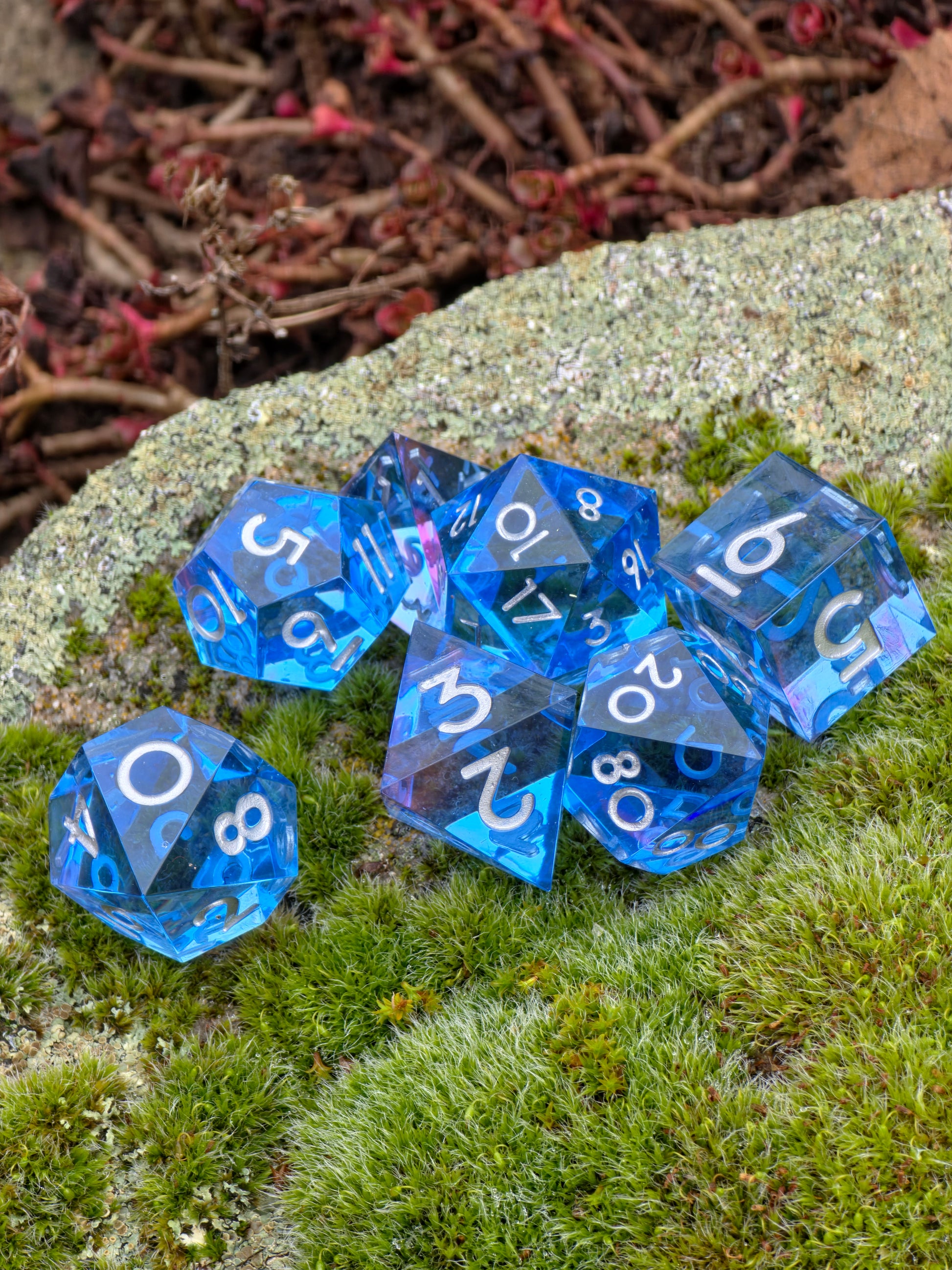 Galerieansicht des „Abyss of the Sapphire Tide“ DnD Würfelsets aus verschiedenen Blickwinkeln.  
Gallery view of the “Abyss of the Sapphire Tide” DnD dice set from multiple angles.