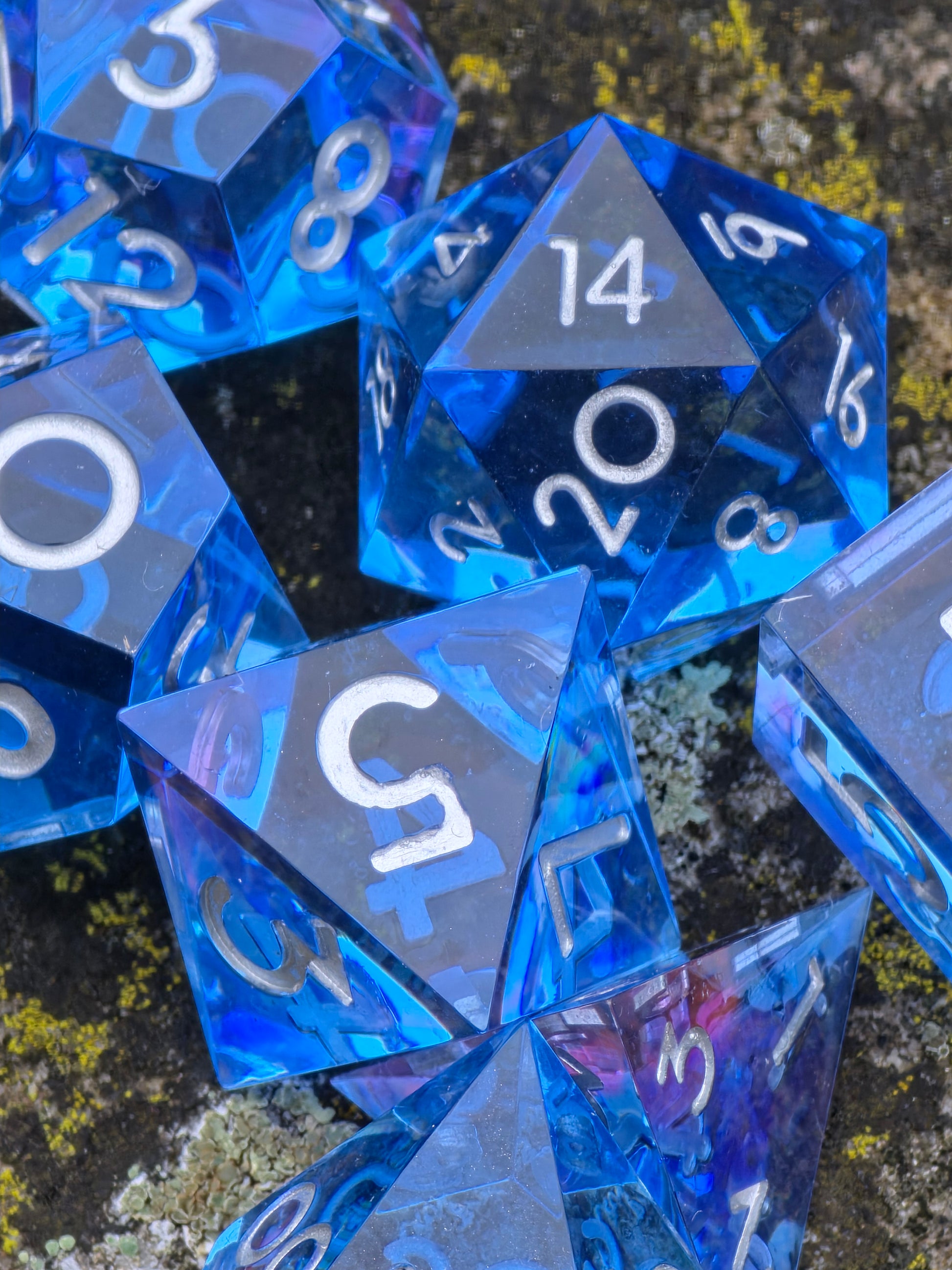Abyss of the Sapphire Tide“ – handgemachtes DnD Würfelset aus klarem tiefblauem Resin mit silbernen Zahlen.  
Abyss of the Sapphire Tide” – handmade DnD dice set in clear deep blue resin with silver numbers.