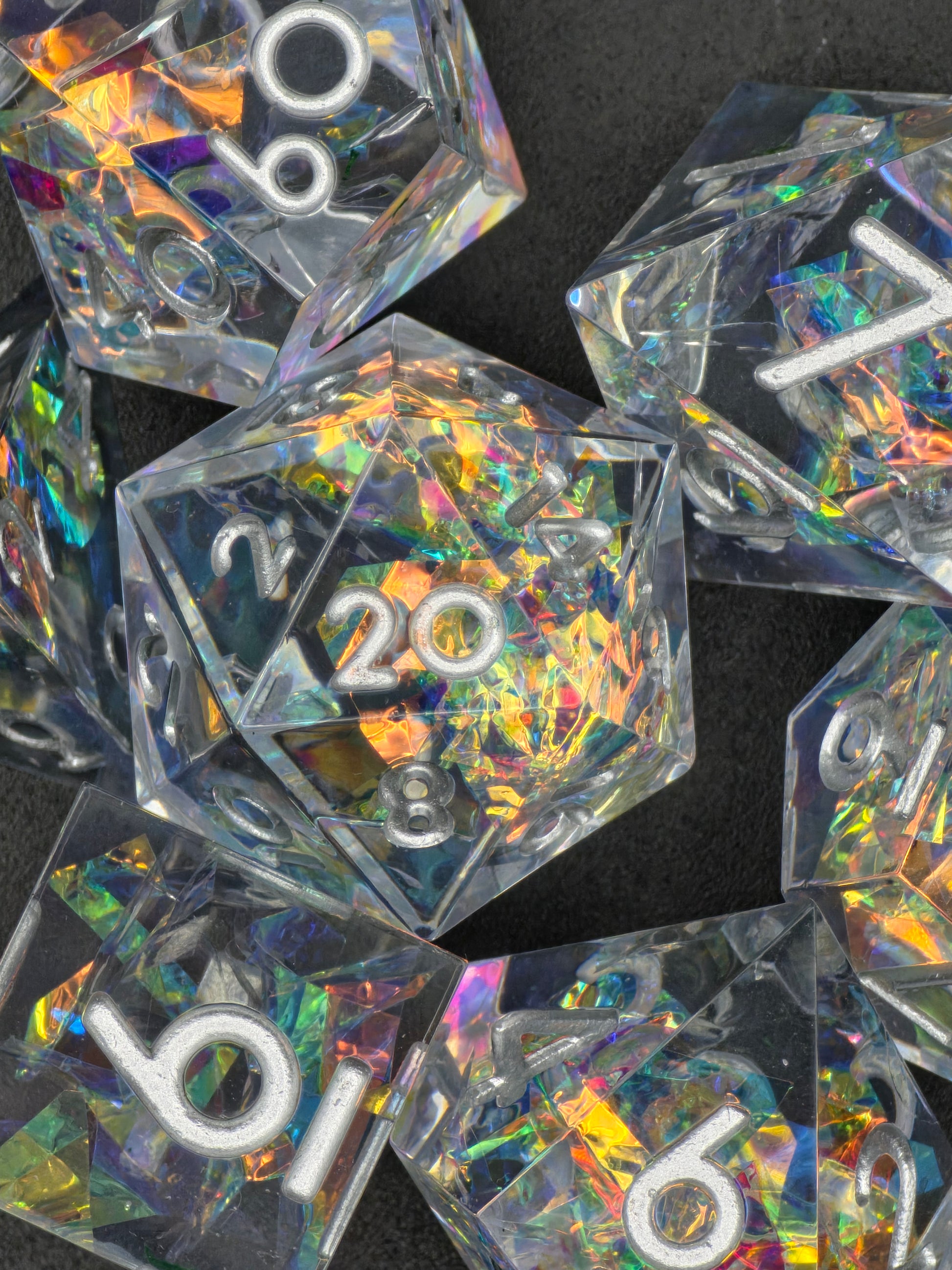 Detailaufnahme der holografischen Splitter im „Aether Shards“ Set, schimmernd in Regenbogenfarben. 
Close-up of holographic shards in the “Aether Shards” set, shimmering in rainbow colors.