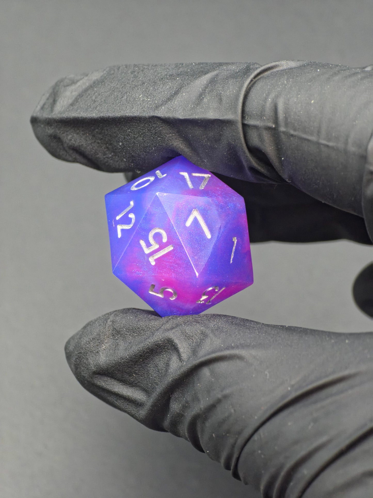 Detailaufnahme des „Aetherfall D20“ mit weichem Farbverlauf von Lila zu Blau und silberner Beschriftung. 
Close-up of the “Aetherfall D20” with smooth purple-to-blue gradient and silver numbering.