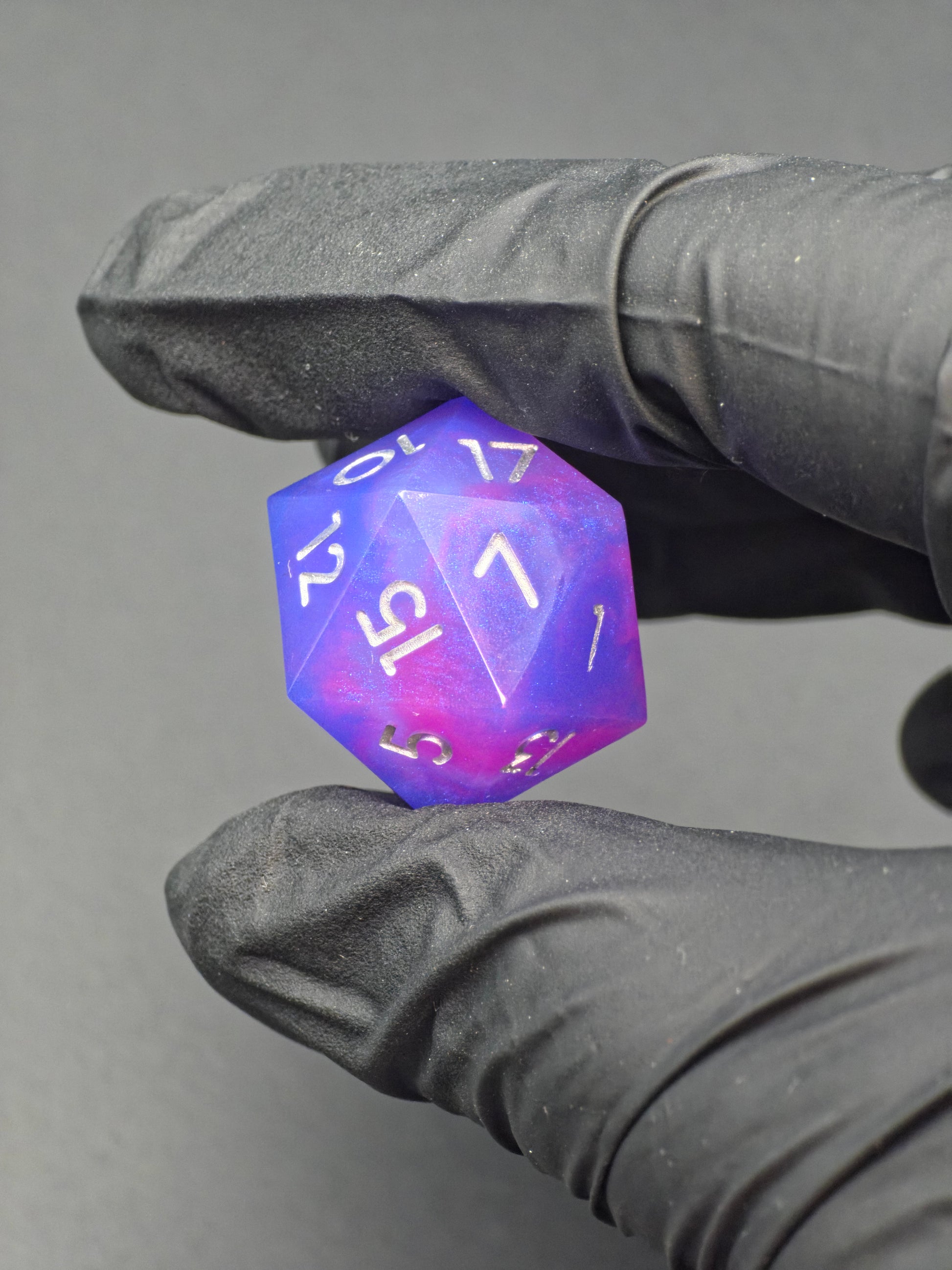 Detailaufnahme des „Aetherfall D20“ mit weichem Farbverlauf von Lila zu Blau und silberner Beschriftung. 
Close-up of the “Aetherfall D20” with smooth purple-to-blue gradient and silver numbering.
