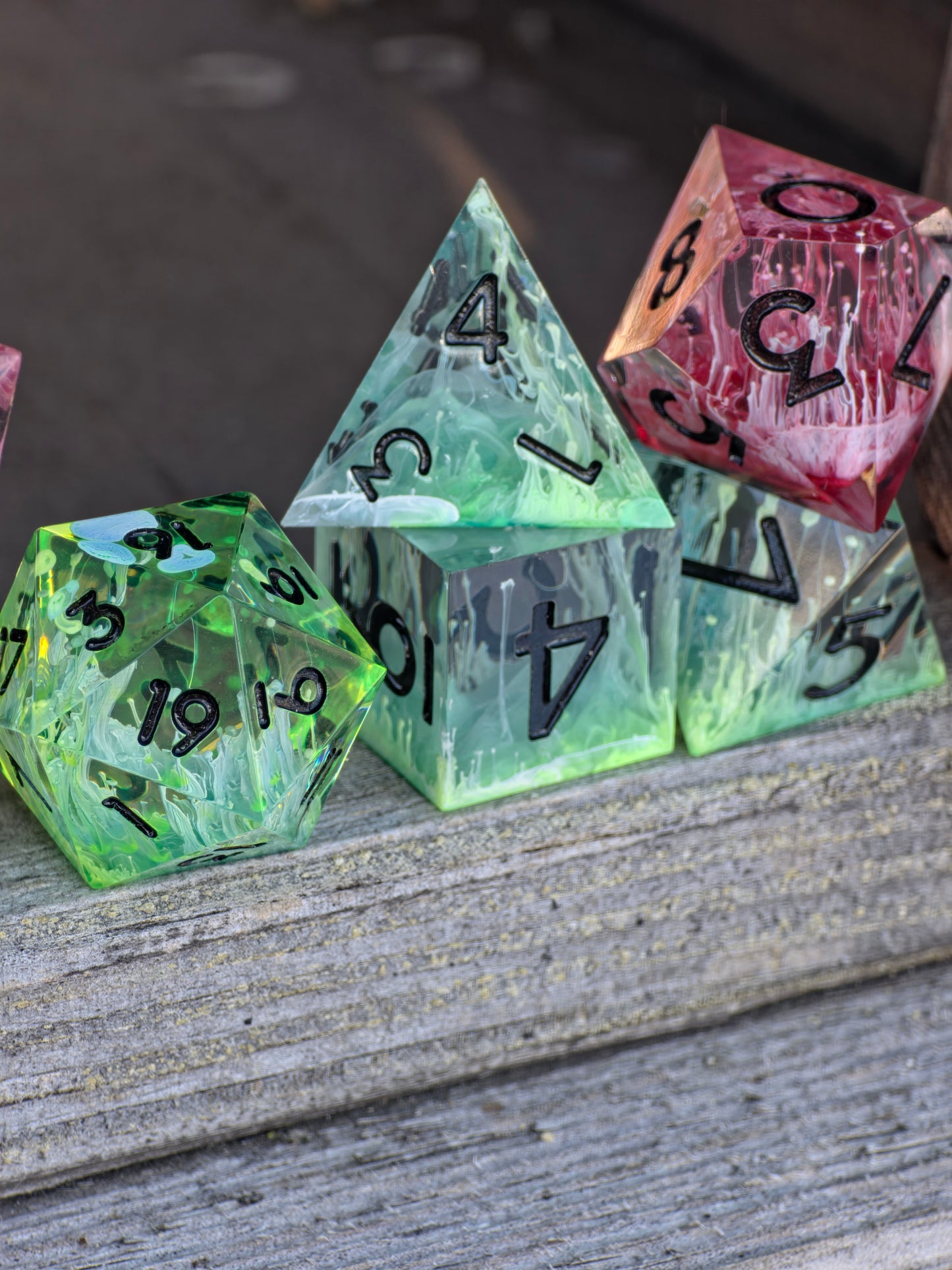 Detailansicht des säuregrünen D20 mit Petri-Effekt im Würfelset Alchemisches Erwachen.  
Close-up of the acid green D20 with petri effect in the Alchemisches Erwachen dice set.