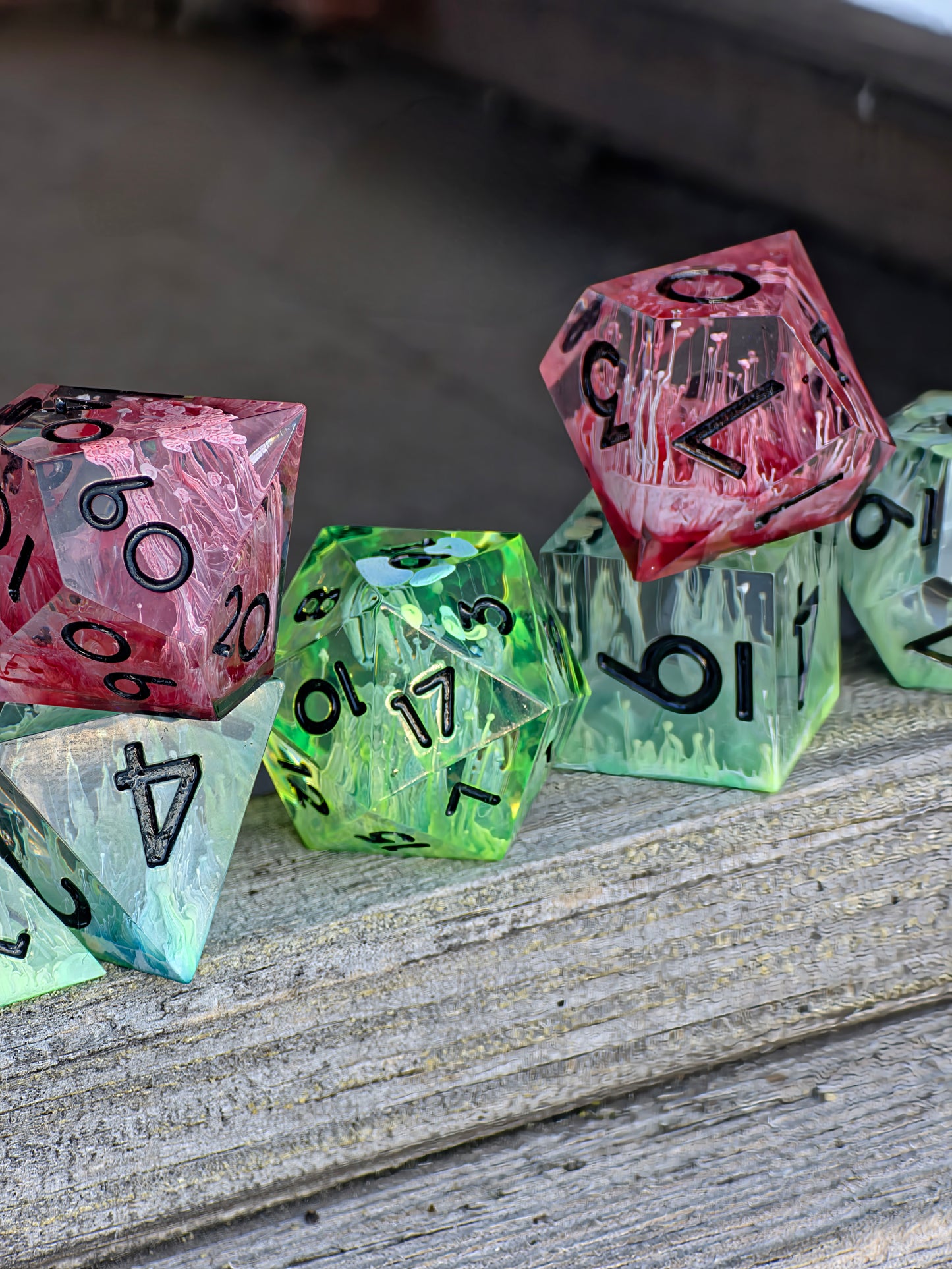 Handgemachtes Petri Dice Set Alchemisches Erwachen mit säuregrünem D20 und blutroten Akzenten, polyedrisches DnD Würfelset.  
Handmade petri dice set Alchemisches Erwachen with acid green D20 and blood red accents, polyhedral DnD dice set.
