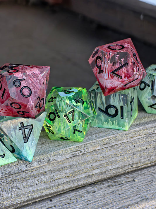 Handgemachtes Petri Dice Set Alchemisches Erwachen mit säuregrünem D20 und blutroten Akzenten, polyedrisches DnD Würfelset.  
Handmade petri dice set Alchemisches Erwachen with acid green D20 and blood red accents, polyhedral DnD dice set.