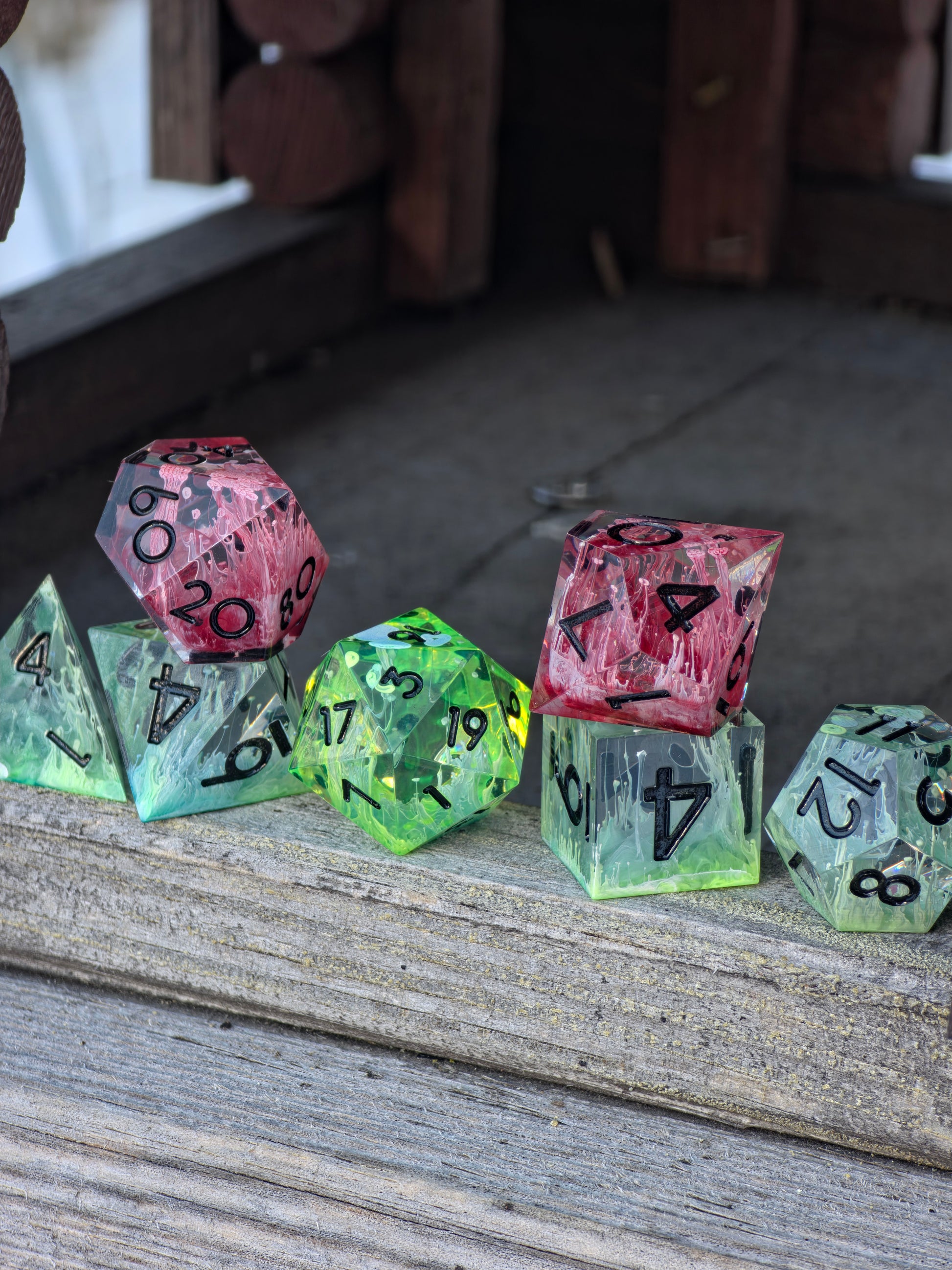 Würfelset Alchemisches Erwachen in Bewegung zur Darstellung von Tiefe, Petri-Fluss und Farbverläufen.  
Alchemisches Erwachen dice set in motion showing depth, petri flow, and color gradients.