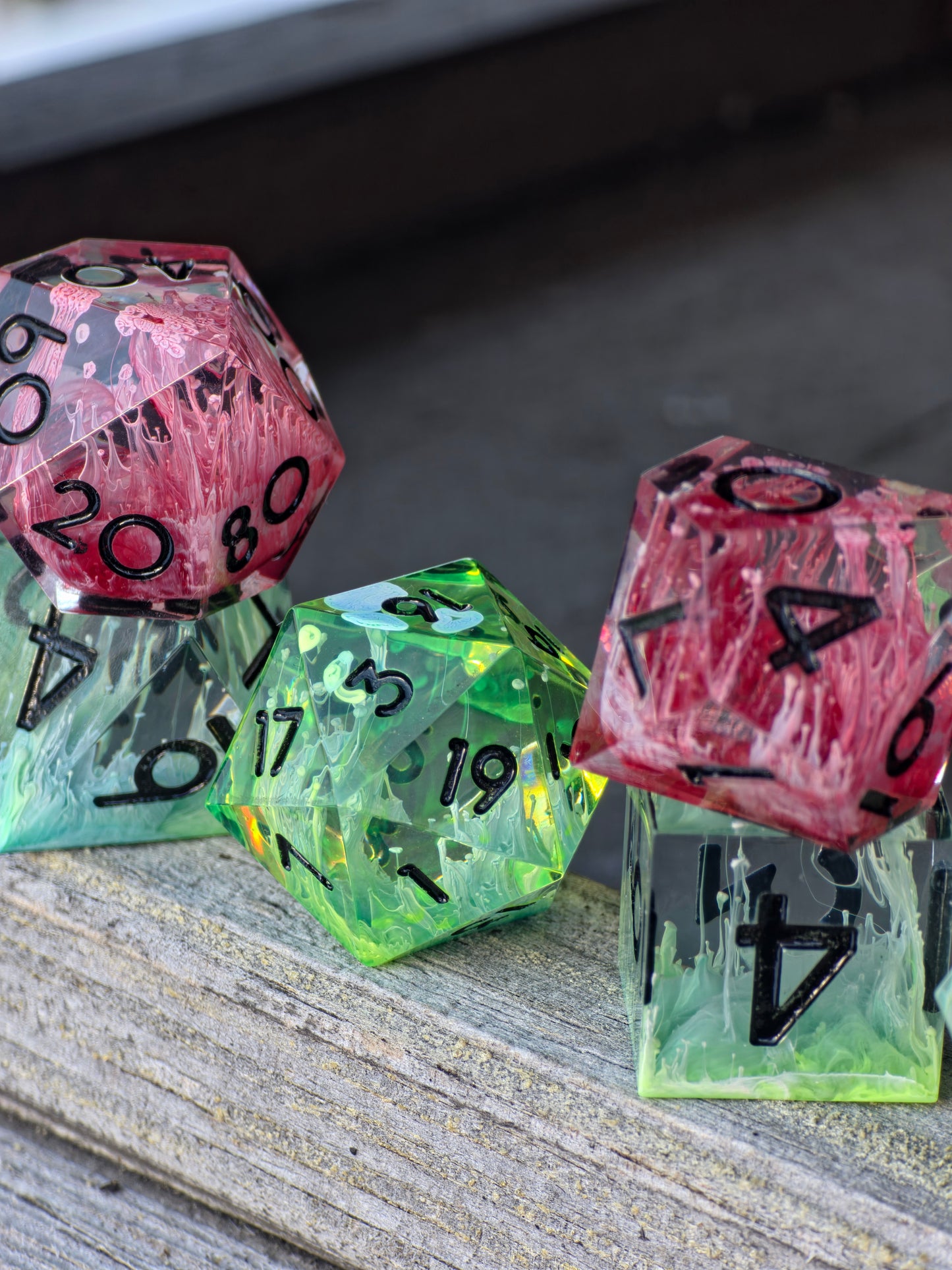 Detailaufnahme der Zahlen und scharfen Kanten des Petri Dice Sets Alchemisches Erwachen.  
Close-up of the numbers and sharp edges of the Alchemisches Erwachen petri dice set.