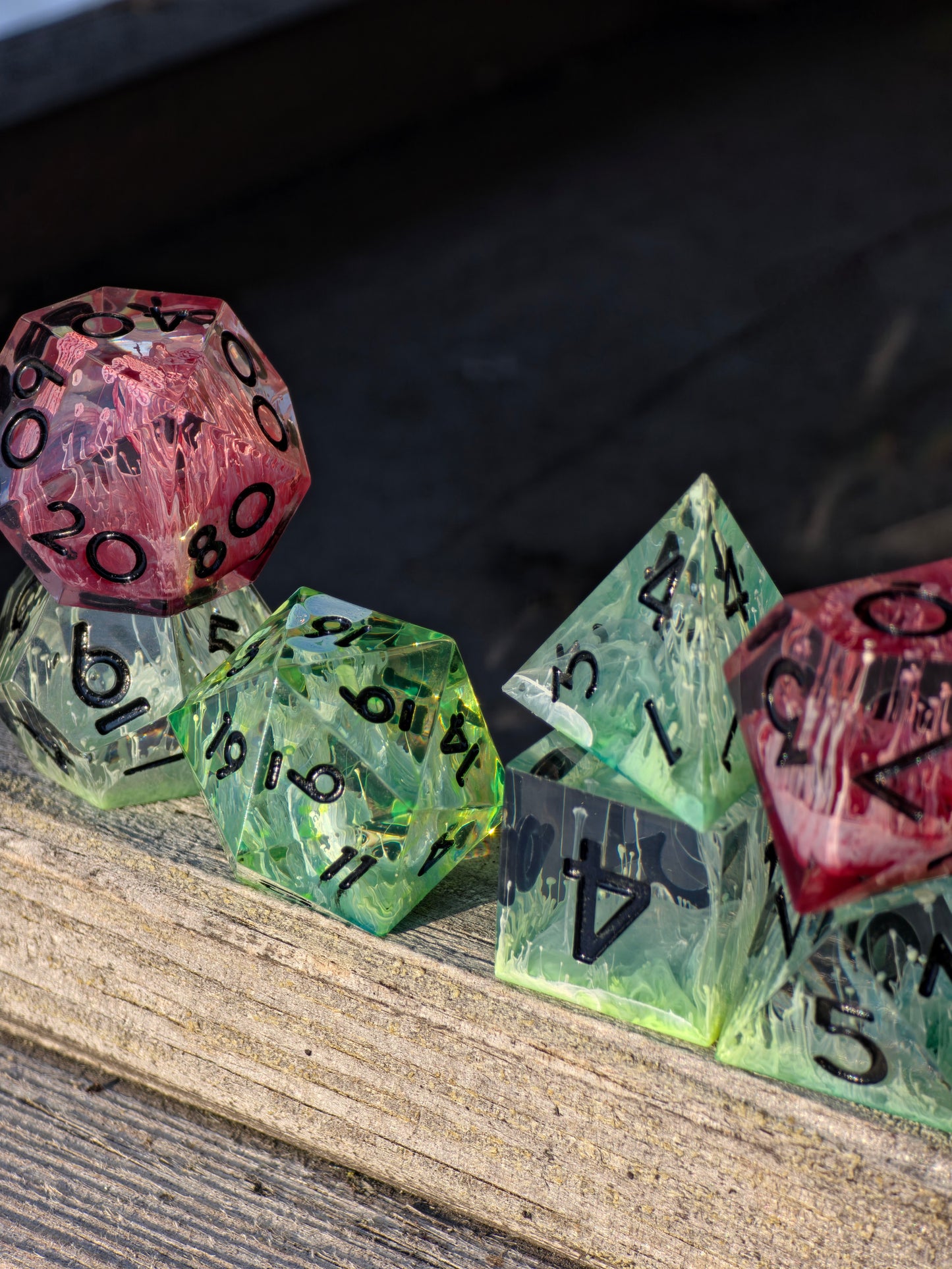 Petri-Strukturen mit grünem und rotem Farbkontrast im handgefertigten Würfelset Alchemisches Erwachen.  
Petri structures with green and red color contrast in the handmade Alchemisches Erwachen dice set.