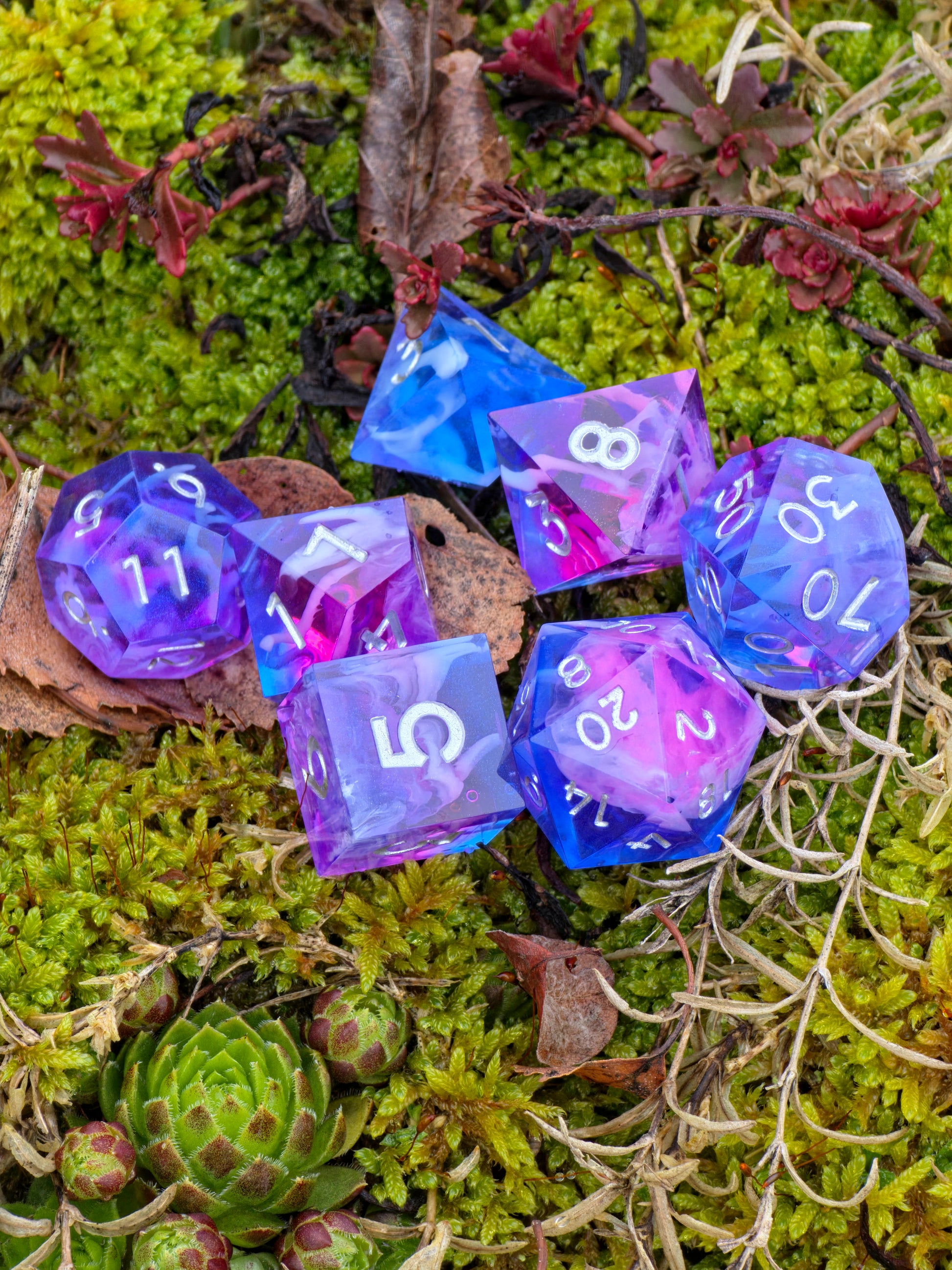 Polyedrisches Amethyst Tide Würfelset mit harmonischem Blau- und Violett-Farbverlauf.  
Polyhedral Amethyst Tide dice set with a smooth blue and violet color gradient.