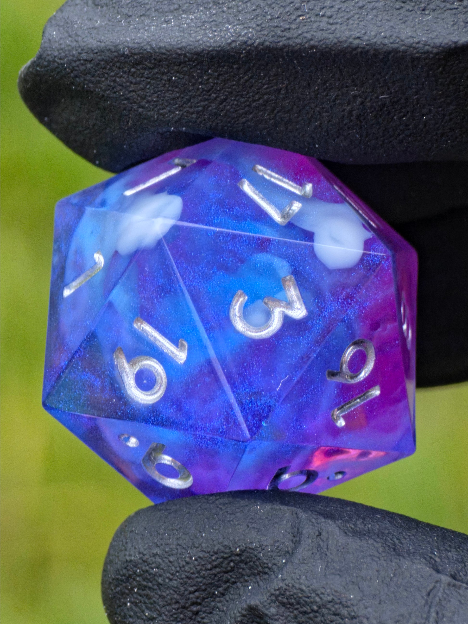 Galerieansicht des Amethyst Tide polyedrischen Würfelsets aus mehreren Blickwinkeln.  
Gallery view of the Amethyst Tide polyhedral dice set from multiple angles.
