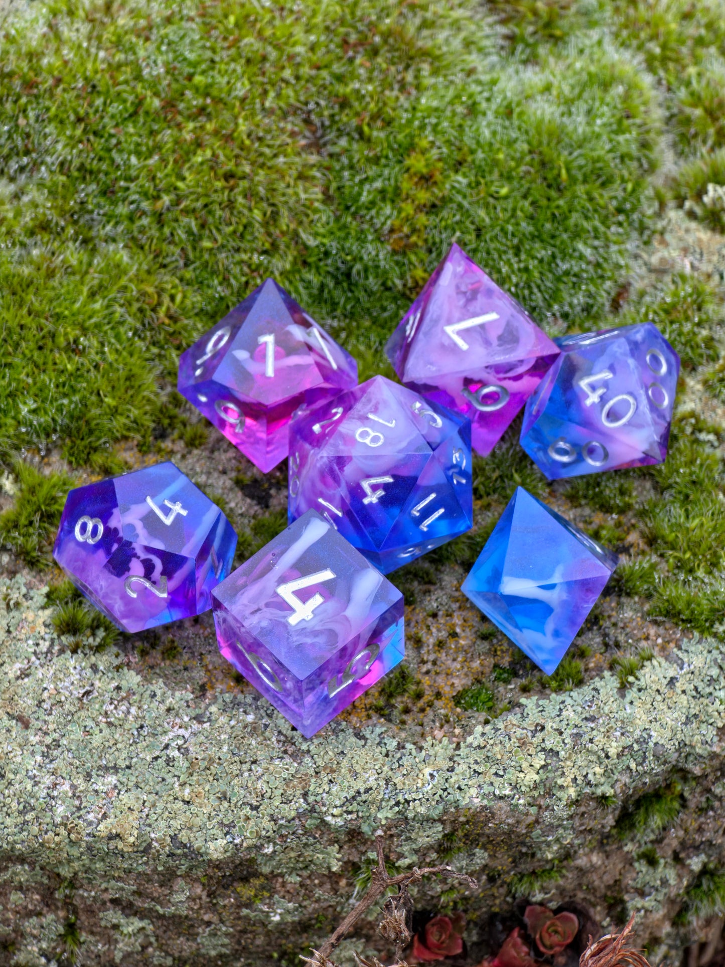 Amethyst Tide Würfelset im natürlichen Licht mit sanftem Cloud- und Nebula-Effekt.  
Amethyst Tide dice set in natural light showing soft cloud and nebula effects.