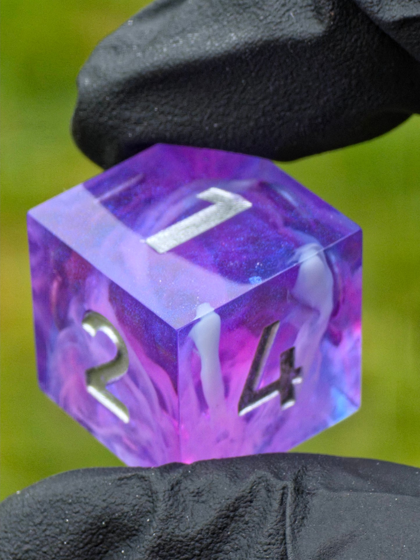 Amethyst Tide DnD Würfelset in Bewegung zur Darstellung von Tiefe und Lichtspiel im Resin.  
Amethyst Tide DnD dice set in motion highlighting resin depth and light reflections.
