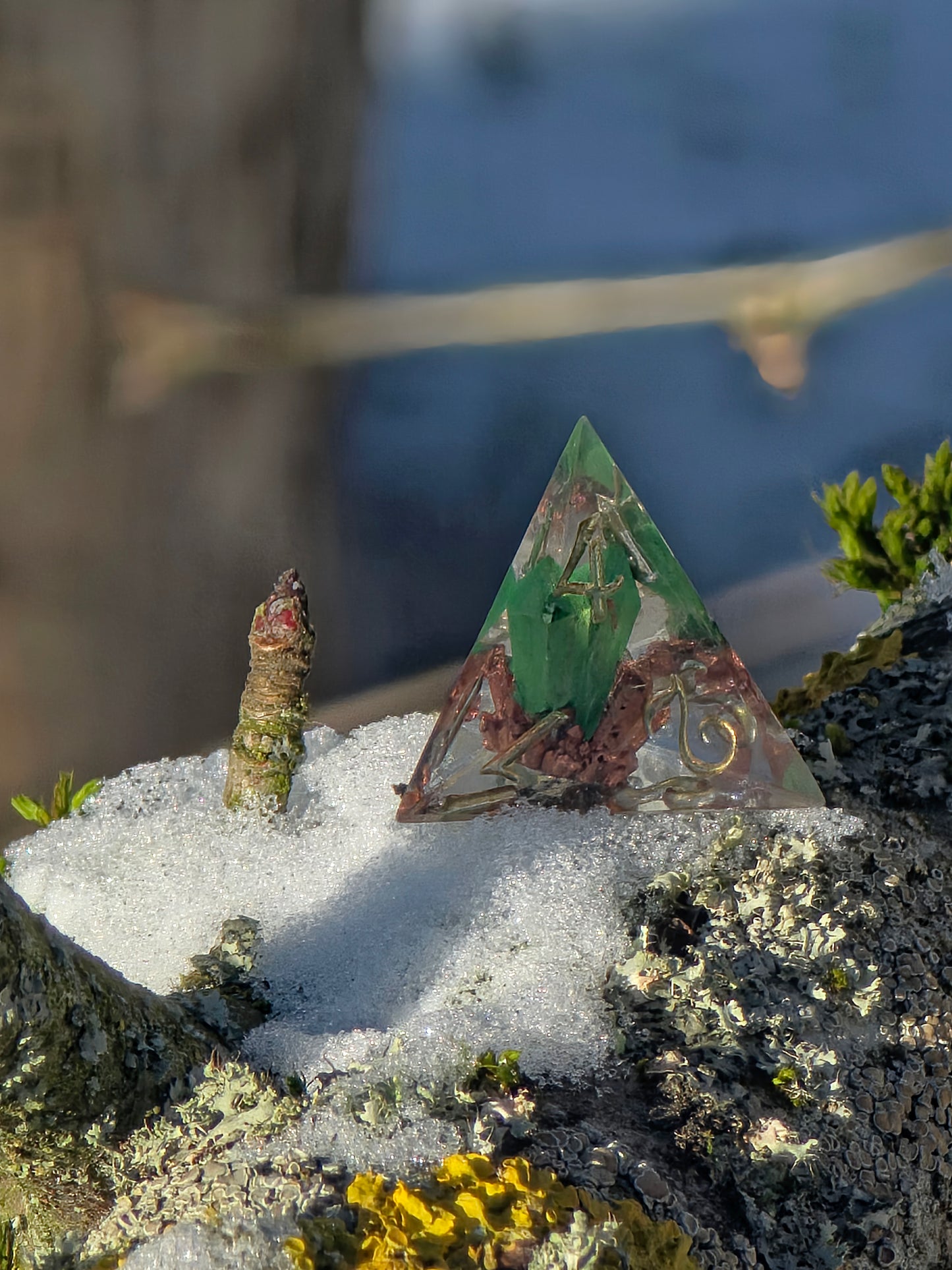 Atmosphärische Darstellung des Würfelsets Asche des Ewigen Feuers mit mystischer Feuer- und Wiedergeburtsstimmung.  
Atmospheric view of the Asche des Ewigen Feuers dice set with a mystical fire and rebirth mood.