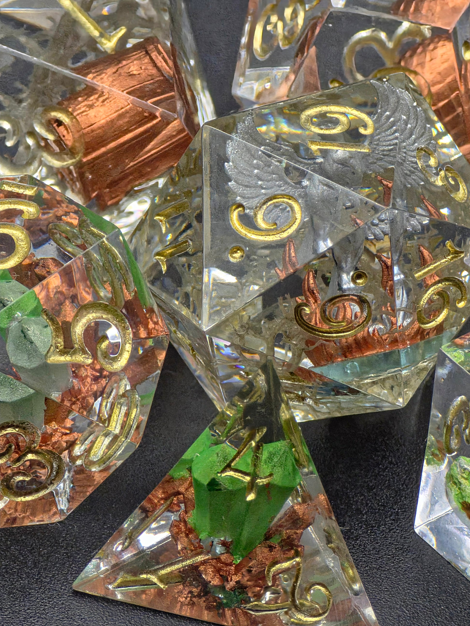 Handgemachtes Resin Würfelset Asche des Ewigen Feuers mit silbernem Phönix, Eiern und Kristallen, polyedrisches DnD Würfelset.  
Handmade resin dice set Asche des Ewigen Feuers with silver phoenix, eggs, and crystals, polyhedral DnD dice set.