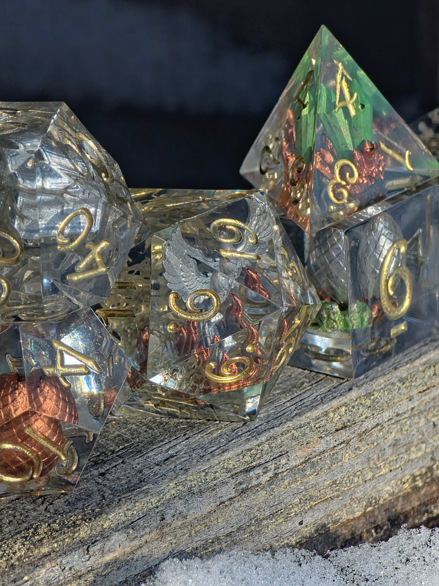 Diorama mit Phönix-Eiern und Kristallen im handgefertigten Würfelset Asche des Ewigen Feuers für DnD und TTRPG.  
Phoenix egg and crystal diorama inside the handmade Asche des Ewigen Feuers dice set for DnD and TTRPG.