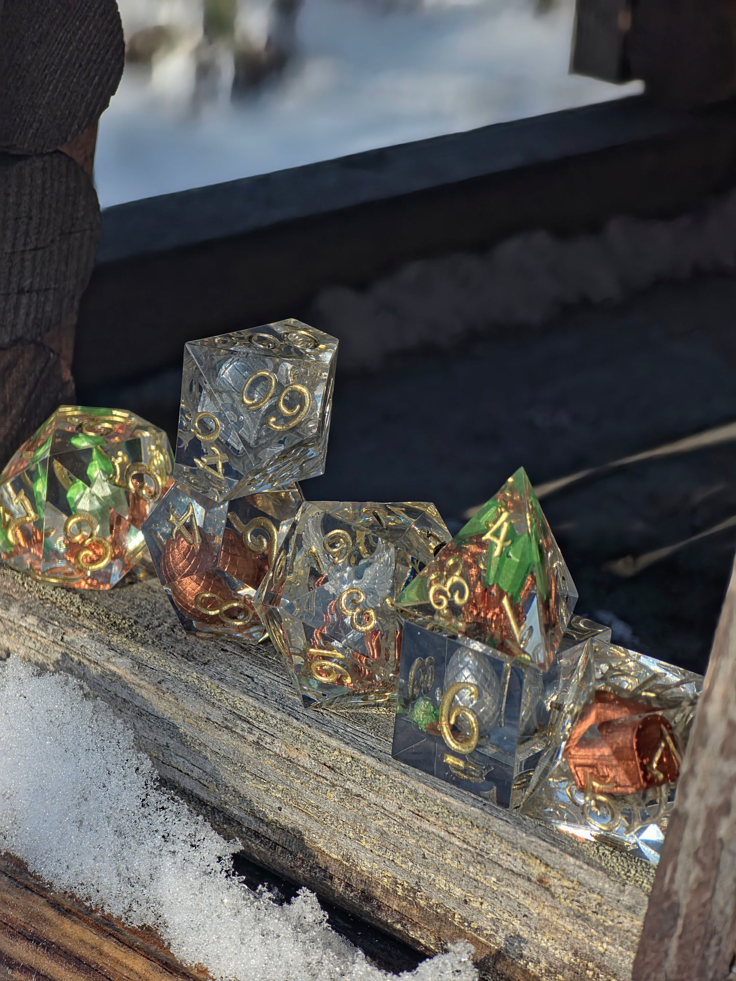 Detailaufnahme der Zahlen und der klaren Resinstruktur des Würfelsets Asche des Ewigen Feuers.  
Close-up of the numbers and clear resin structure of the Asche des Ewigen Feuers dice set.