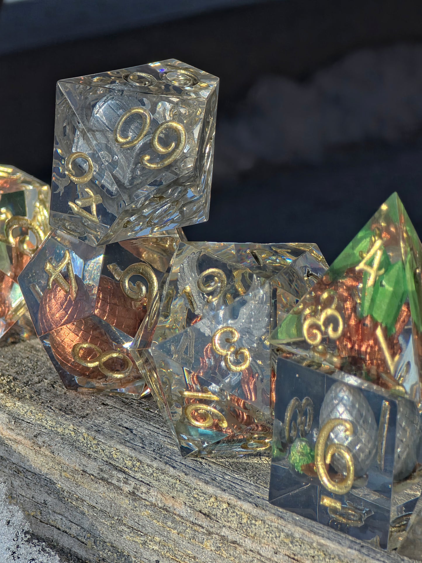 Detailansicht des silbernen Phönix-Dioramas im Würfelset Asche des Ewigen Feuers aus klarem Resin.  
Close-up of the silver phoenix diorama inside the Asche des Ewigen Feuers resin dice set.