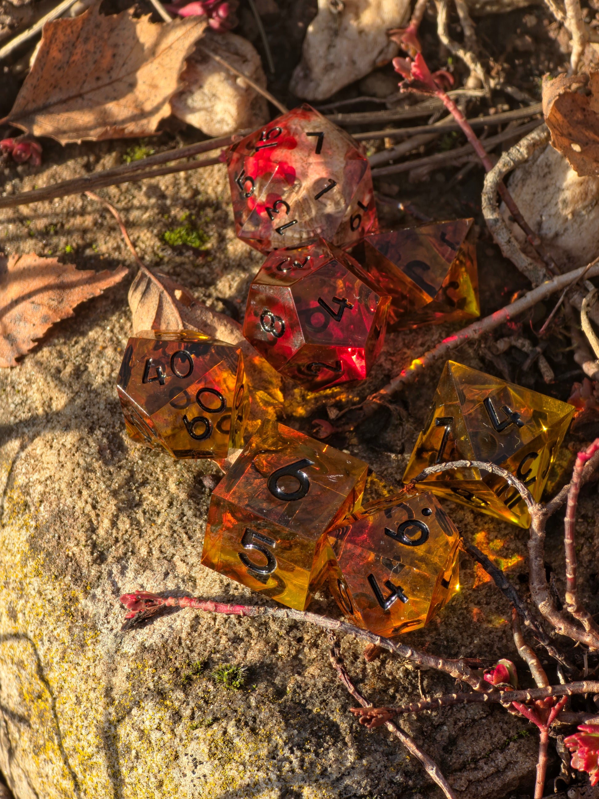 Übersicht des Asche und Knochen 7-teiligen polyedrischen Würfelsets für DnD und TTRPG.  
Overview of the Asche und Knochen 7-piece polyhedral dice set for DnD and TTRPG.