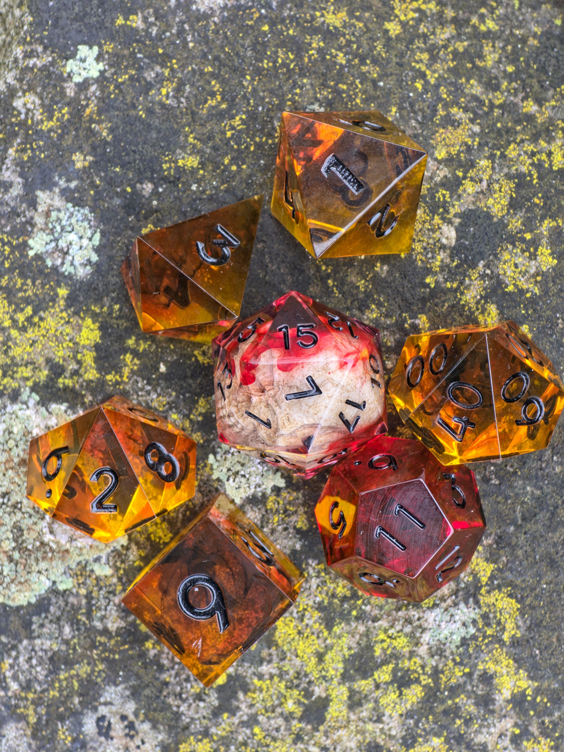 Detailansicht des D20 mit eingebettetem Schädel im Asche und Knochen Würfelset.  
Close-up of the D20 with embedded skull in the Asche und Knochen dice set.
