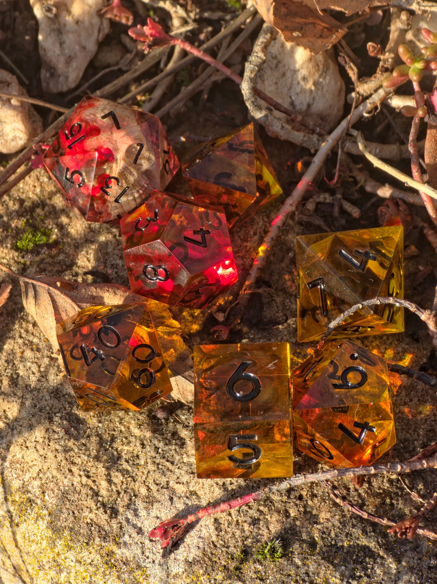 Mystisches 7-teiliges Hellfire Dice Set mit schwarzer Zahlfarbe und eingebettetem Schädel