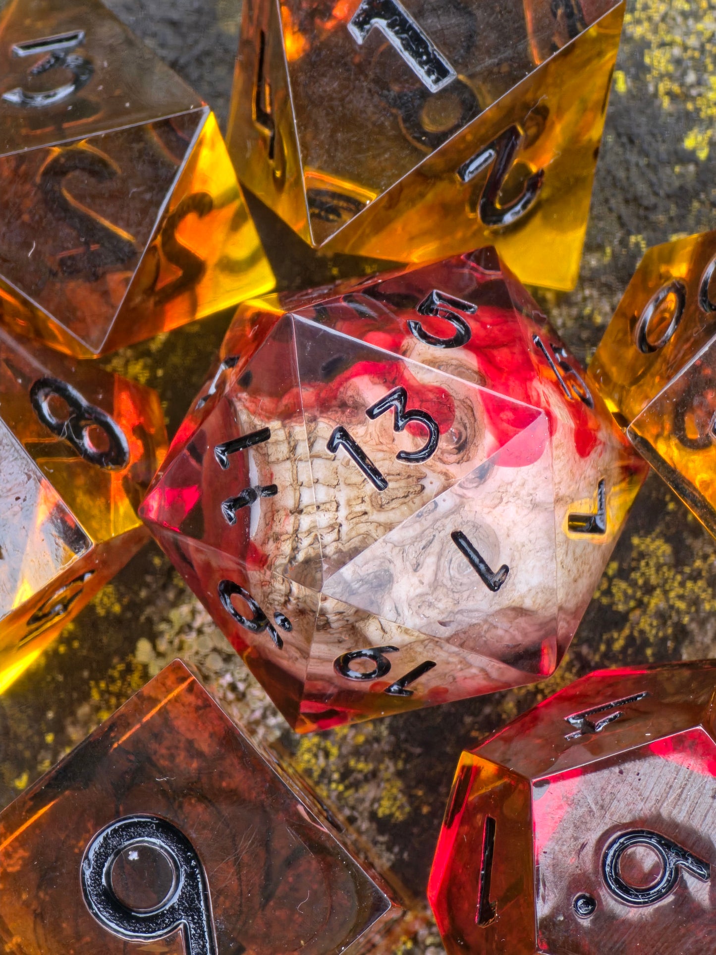 Asche und Knochen Würfelset in Bewegung zur Darstellung von Tiefe, Transparenz und Farbe.  
Asche und Knochen dice set in motion showing depth, transparency, and color.