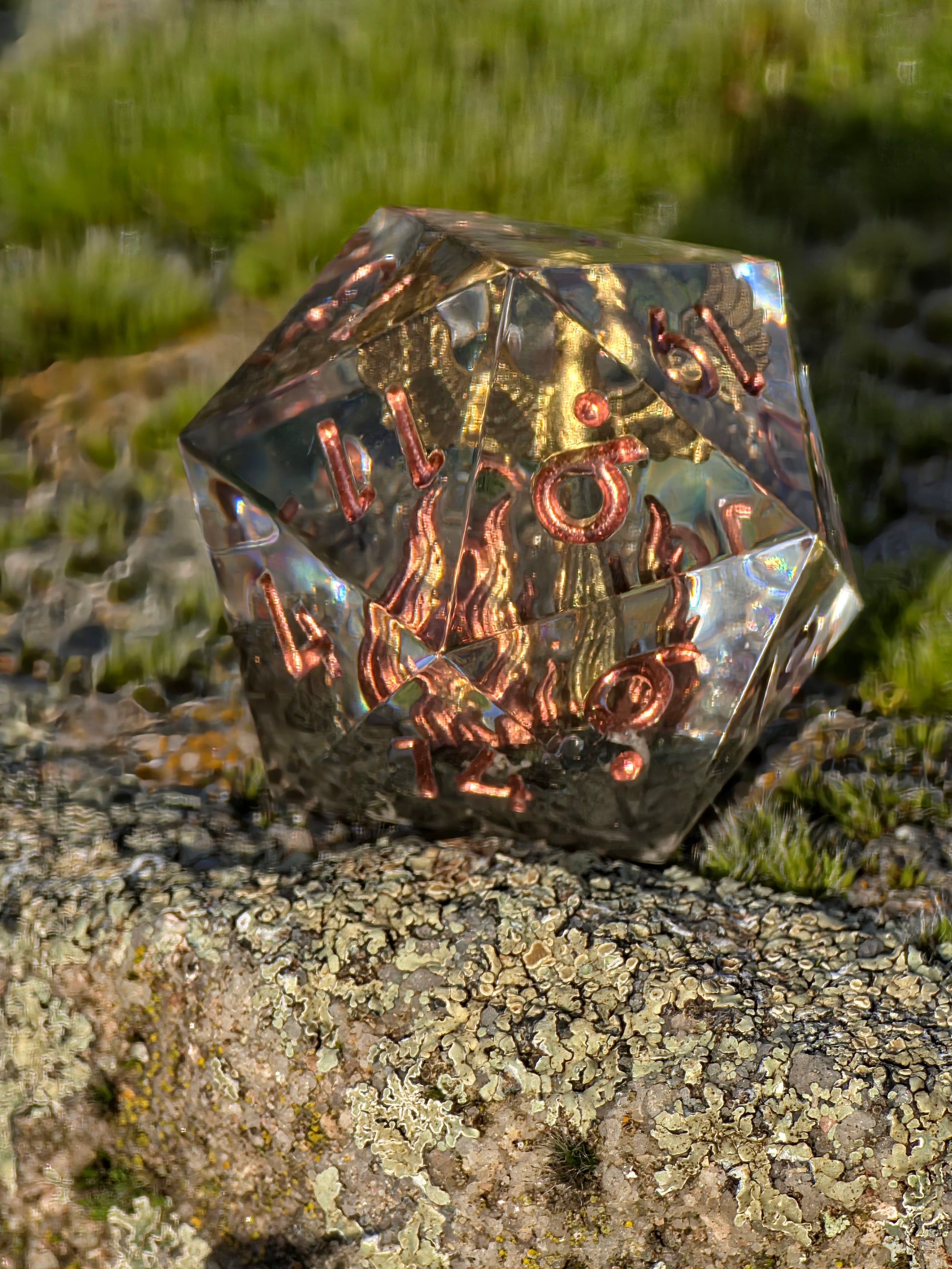 Aschekrone goldener Phönix D20 aus klarem Resin mit goldener Phönix-Einlage und goldenen Zahlen, handgemacht.  
Aschekrone golden phoenix D20 made of clear resin with a golden phoenix insert and gold numbers, handmade.