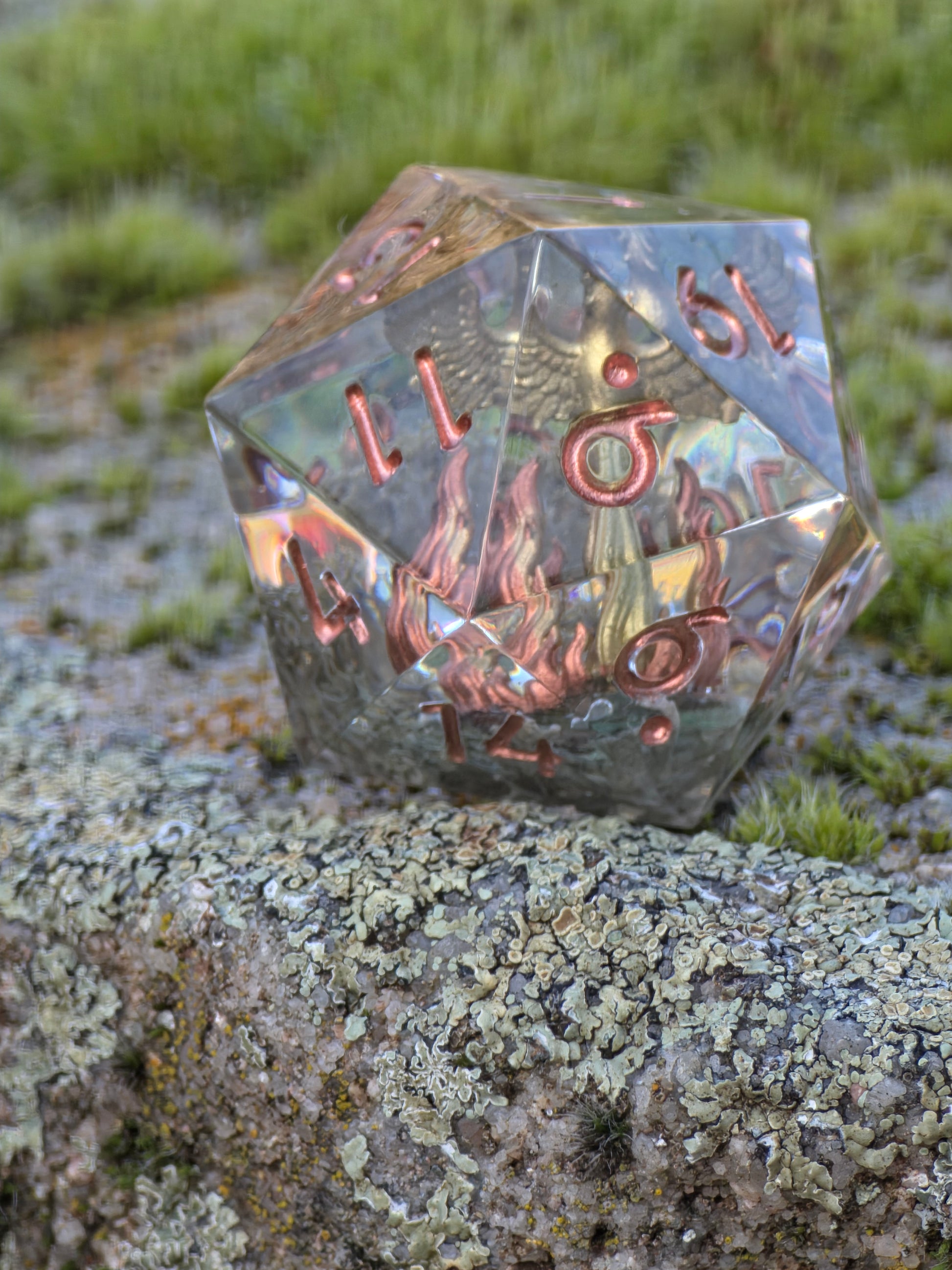 Aschekrone goldener Phönix D20 im natürlichen Licht mit klarer Kristalloptik und goldenen Details.  
Aschekrone golden phoenix D20 in natural light with crystal clarity and golden details.