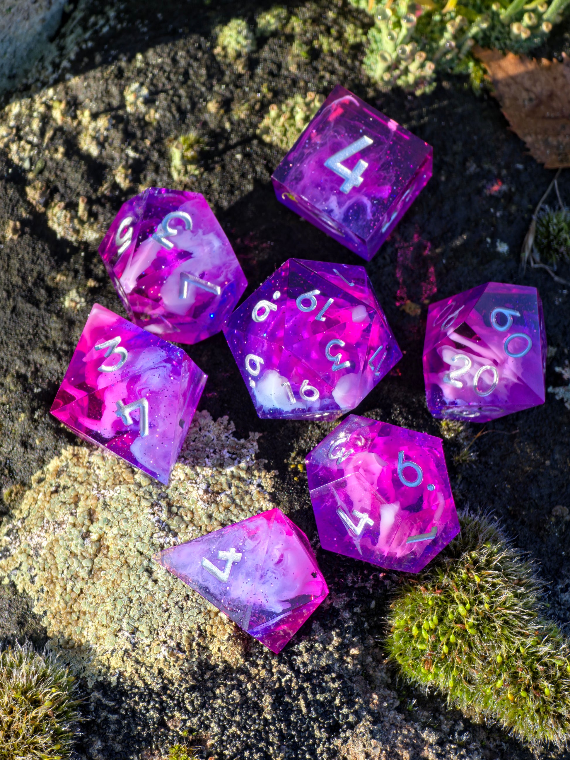 „Astral Bloom Nebula“ im Handformat – zeigt Größe, Transparenz und leuchtende Farbmischung.  
“Astral Bloom Nebula” held in hand – showing size, transparency, and vibrant color blend.