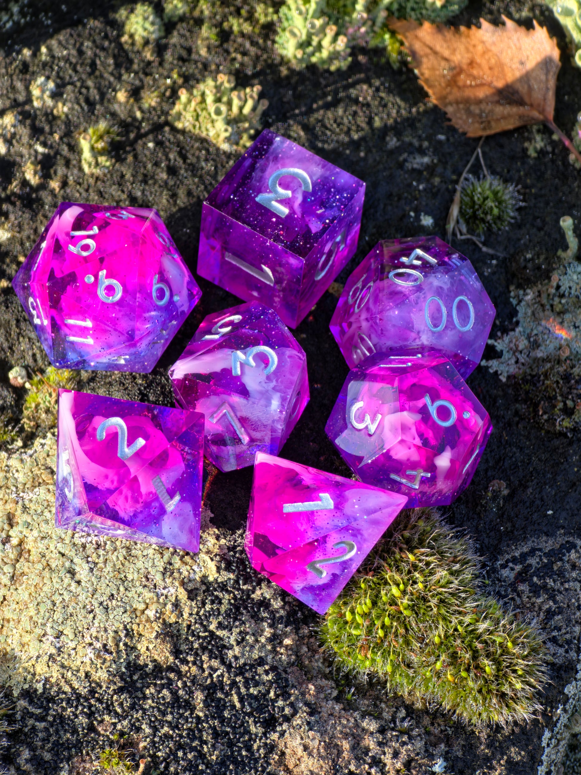 Highlight-Würfel des „Astral Bloom Nebula“ – starke Farbtiefe, glitzernde Galaxy-Partikel und klarer Cloud-Effekt.  
Highlight die of “Astral Bloom Nebula” – strong color depth, sparkling galaxy particles, and clear cloud effect.