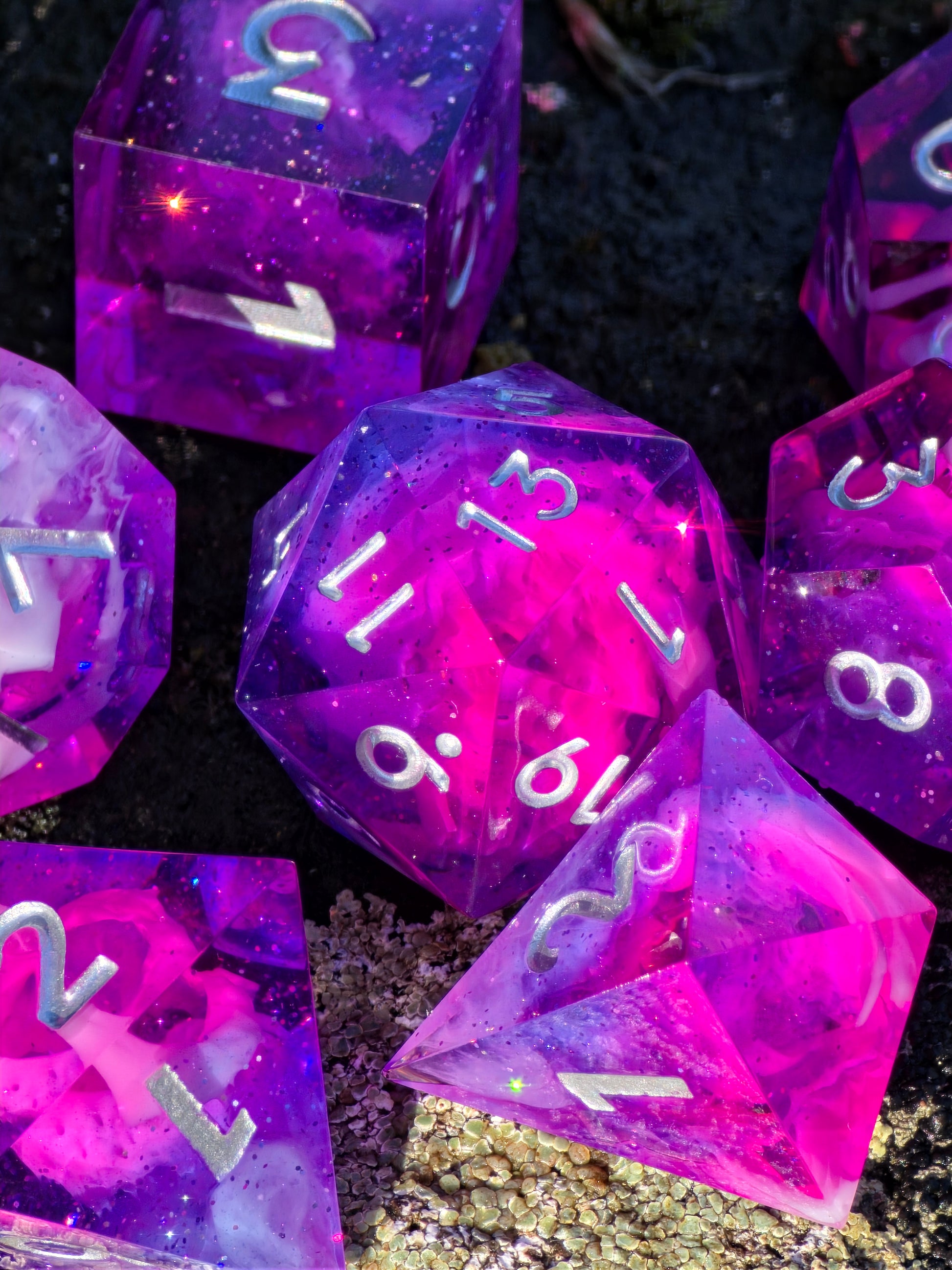 „Astral Bloom Nebula“ – pink-violettes polyedrisches Würfelset mit Galaxy- und Cloud-Effekt sowie weißen Zahlen.  
“Astral Bloom Nebula” – pink-purple polyhedral dice set with galaxy and cloud effects and white numbers.