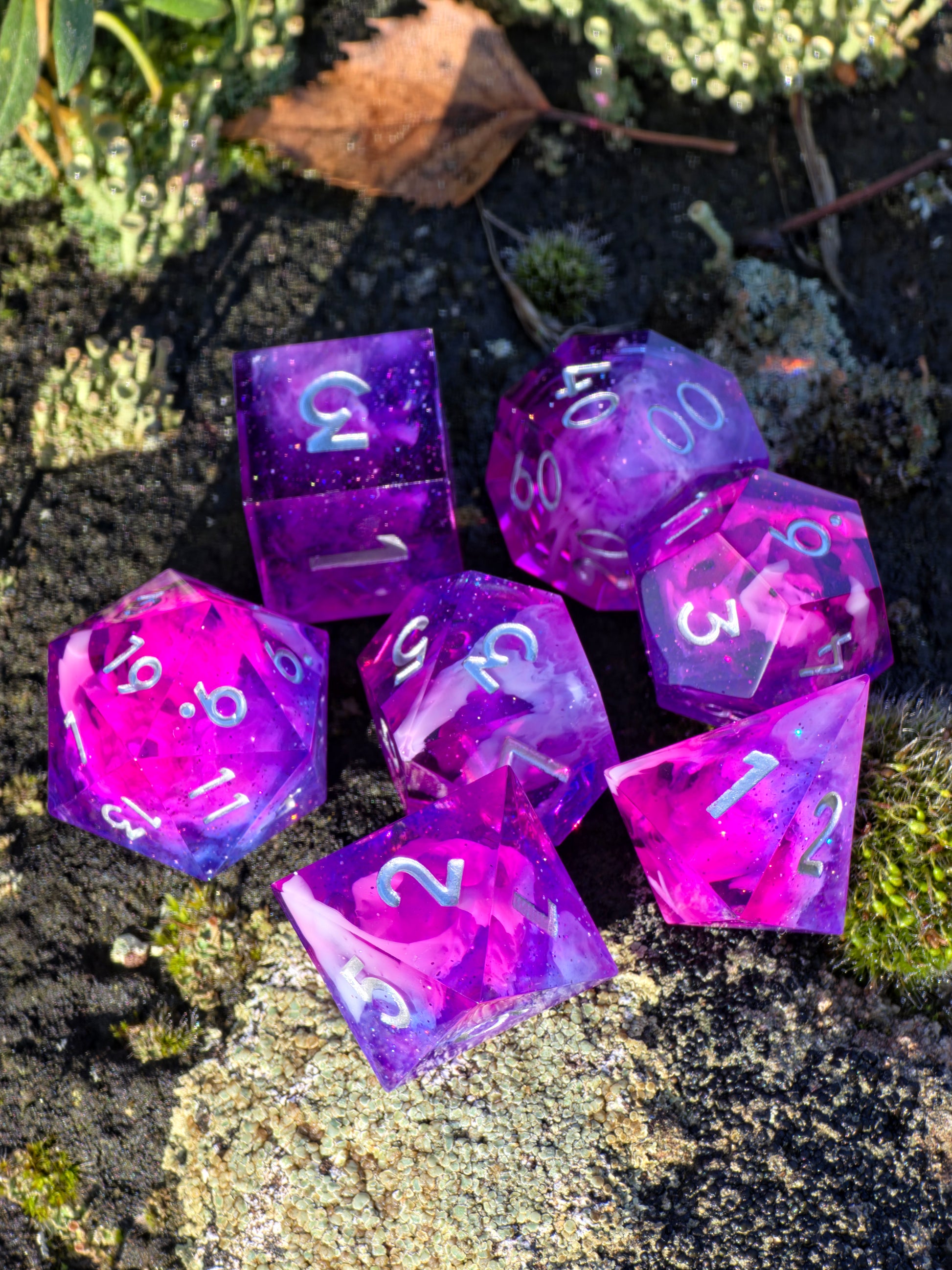 Top-View des „Astral Bloom Nebula“ Sets – vollständige Würfelgruppe in pink-violettem Galaxy-Schimmer.  
Top view of the “Astral Bloom Nebula” set – full dice group in vibrant pink-purple galaxy shimmer.