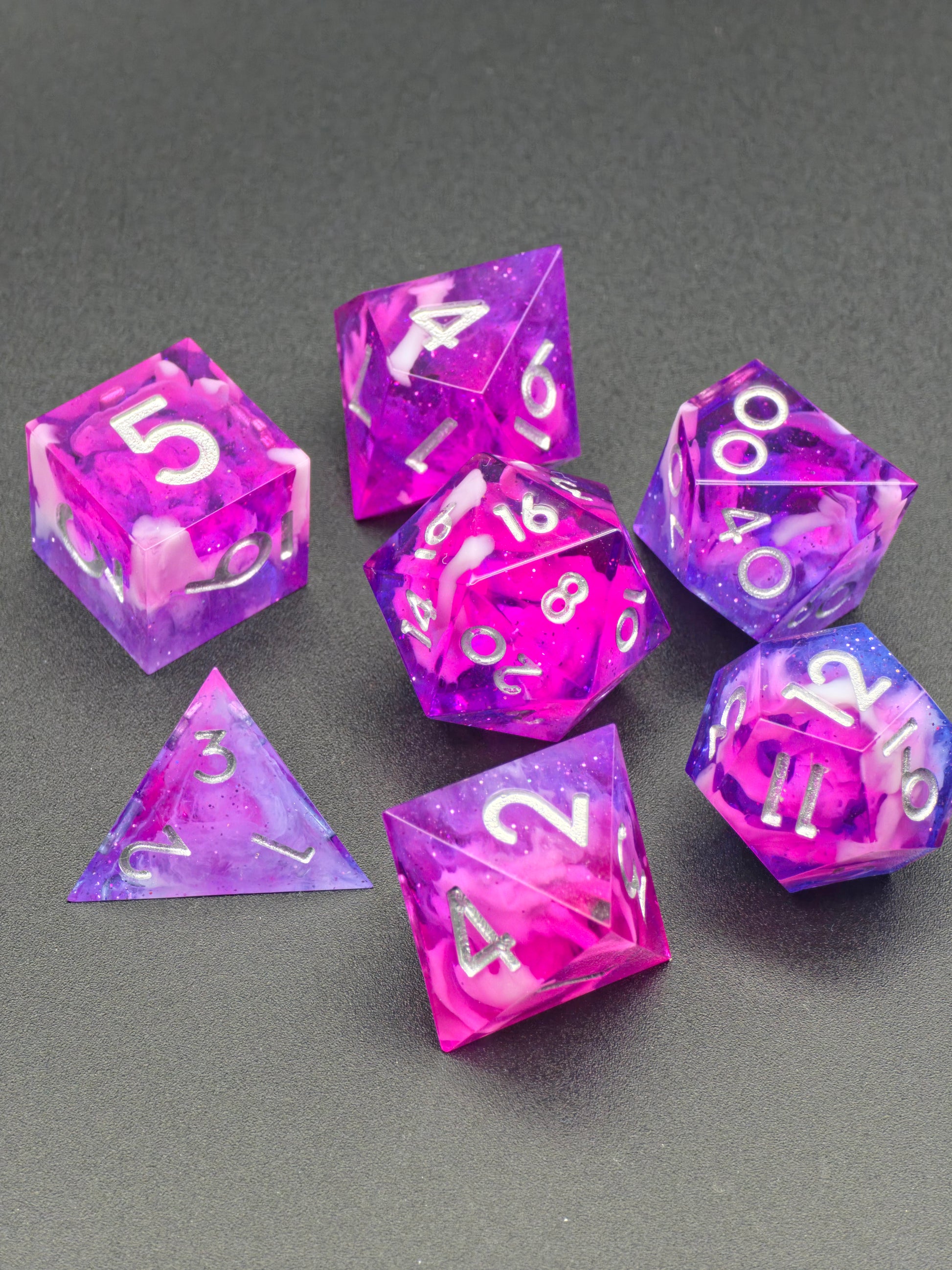 Detailaufnahme des „Astral Orchard“ Sets mit weichen rosa-violetten Farbübergängen und organischem Petri-Muster.  
Close-up of the “Astral Orchard” set with soft pink-purple gradients and organic petri pattern.