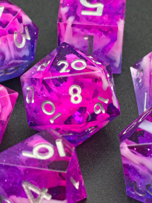 Astral Orchard“ – handgemachtes 7-teiliges Resin DnD Würfelset in violett-rosa mit Petri Effekt und silbernen Zahlen im Hero-Shot.  
Astral Orchard” – handmade 7-piece resin DnD dice set in purple-pink with petri effect and silver numbers in hero shot.